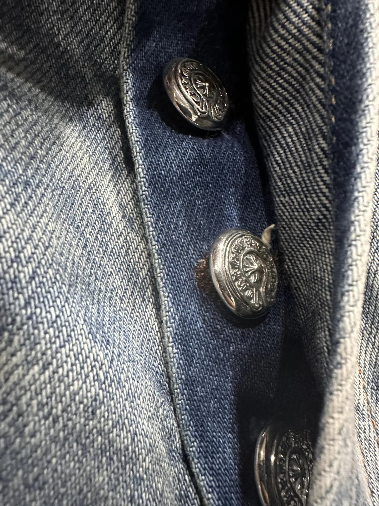 Серебряные пуговицы-болты на ширинке джинсовых шорт Chrome Hearts x Levi's