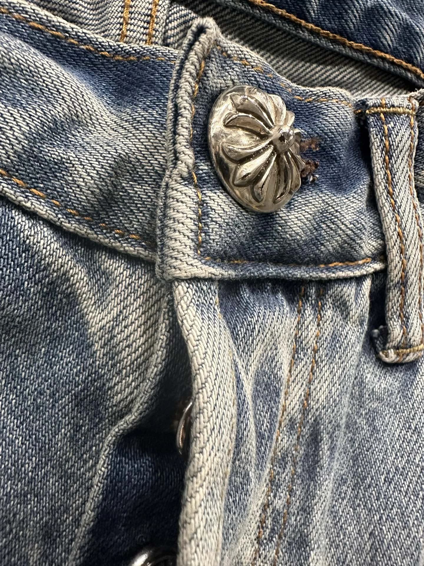 Серебряная пуговица на поясе джинсовых шорт Chrome Hearts x Levi's