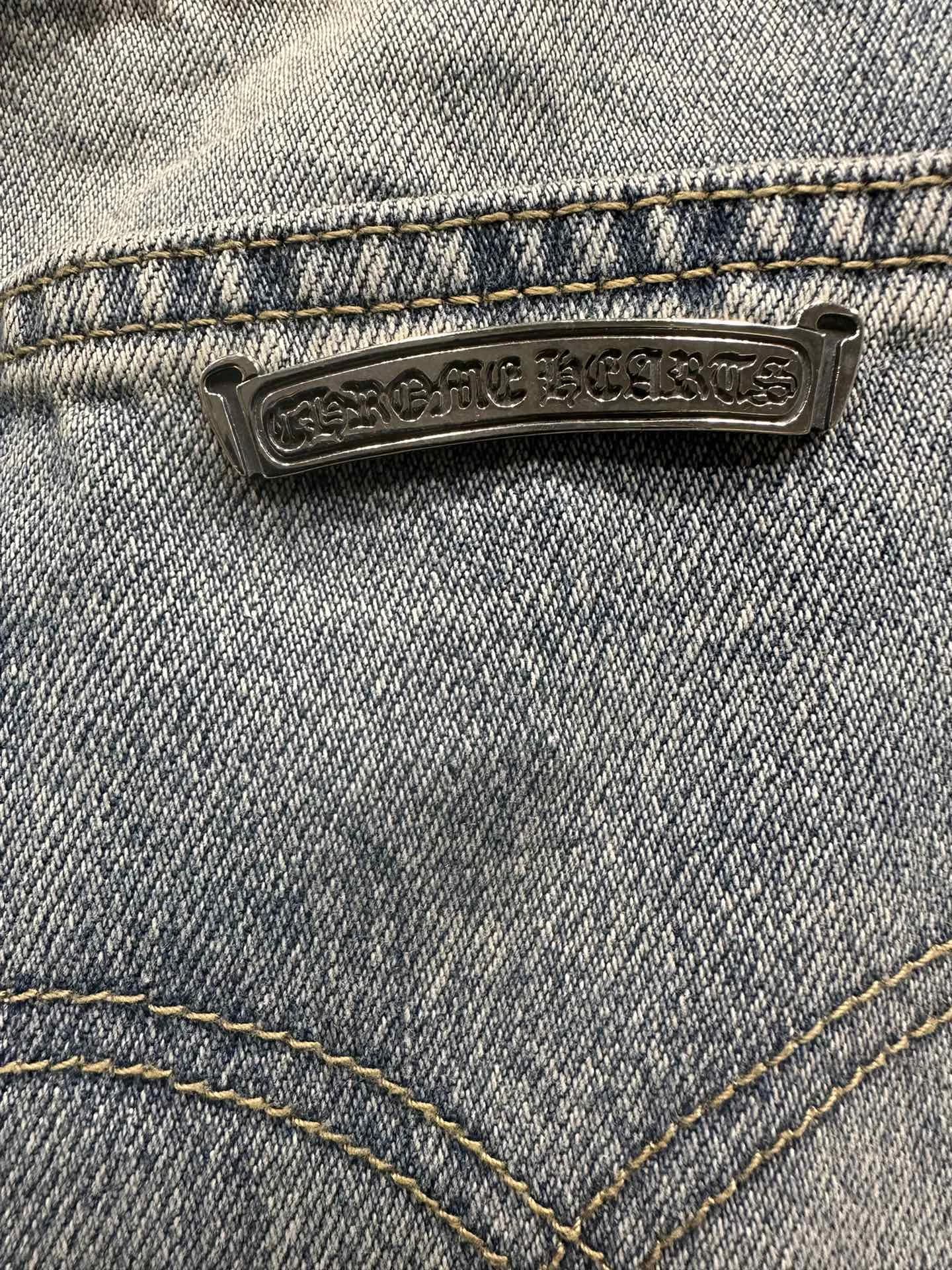 Серебряная пластина с логотипом Chrome Hearts на заднем кармане