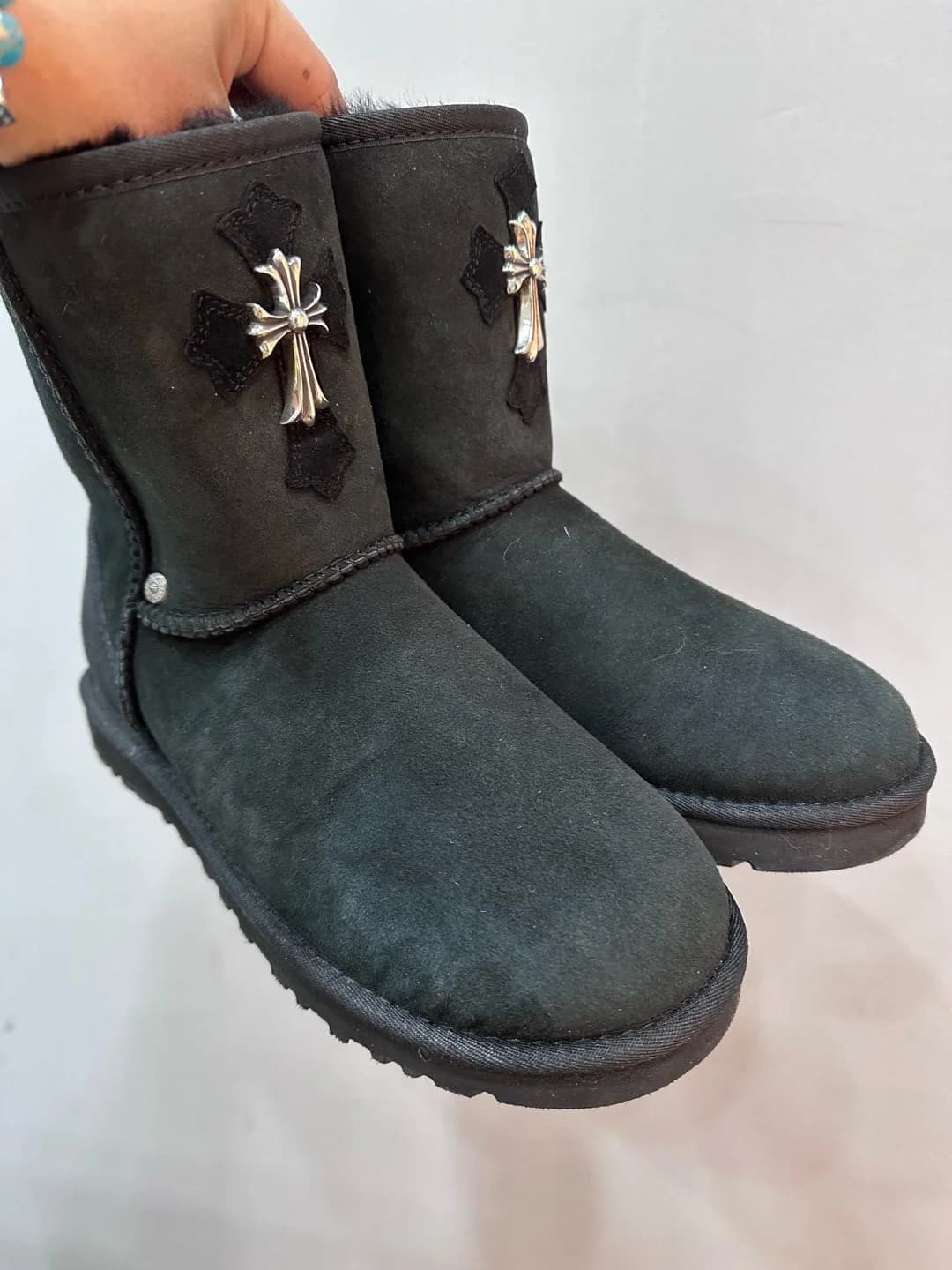 Черные сапоги-угги Chrome Hearts x UGG с серебряным крестом
