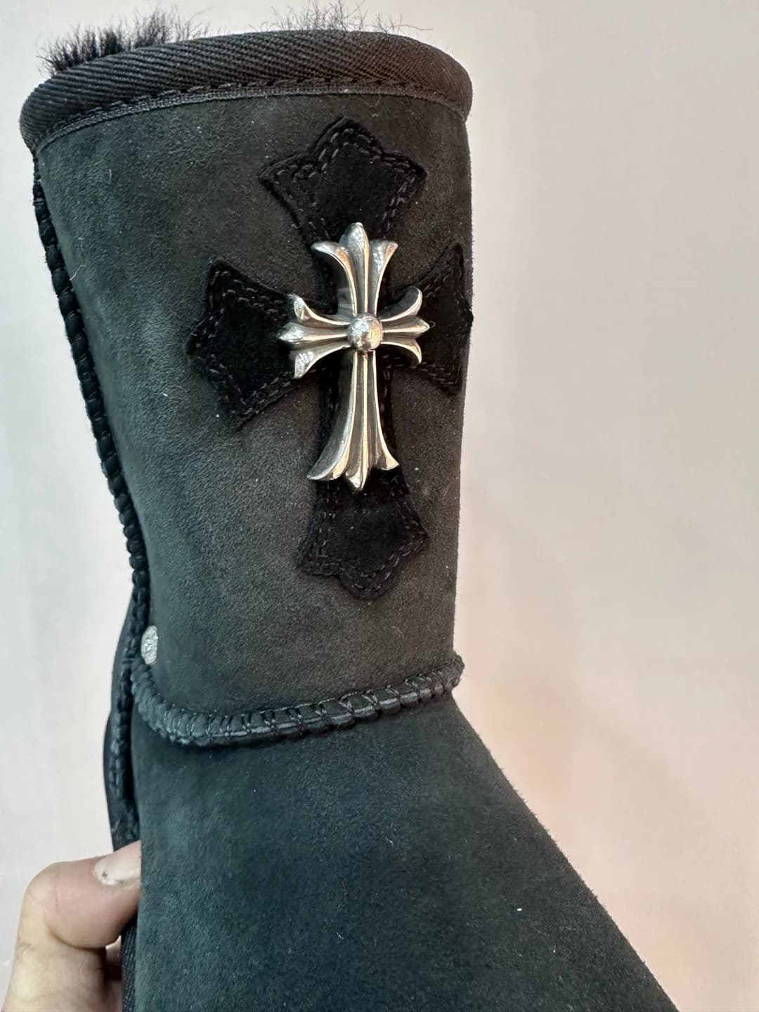 Деталь серебряного креста на сапогах Chrome Hearts x UGG