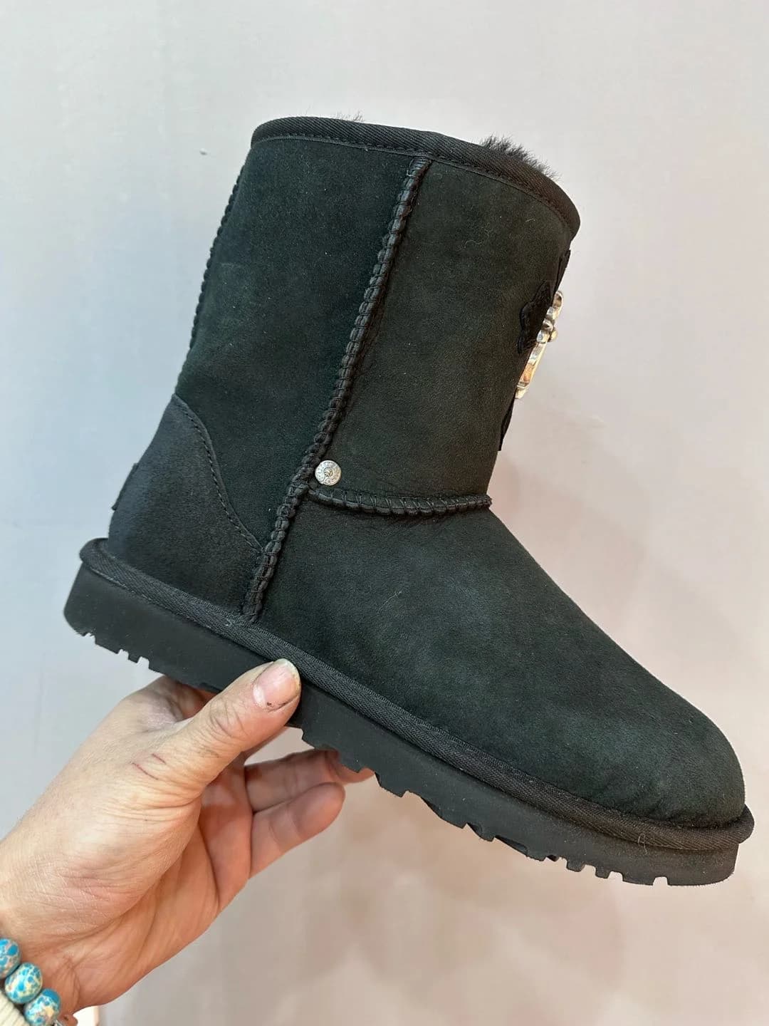 Боковой вид черного сапога Chrome Hearts x UGG