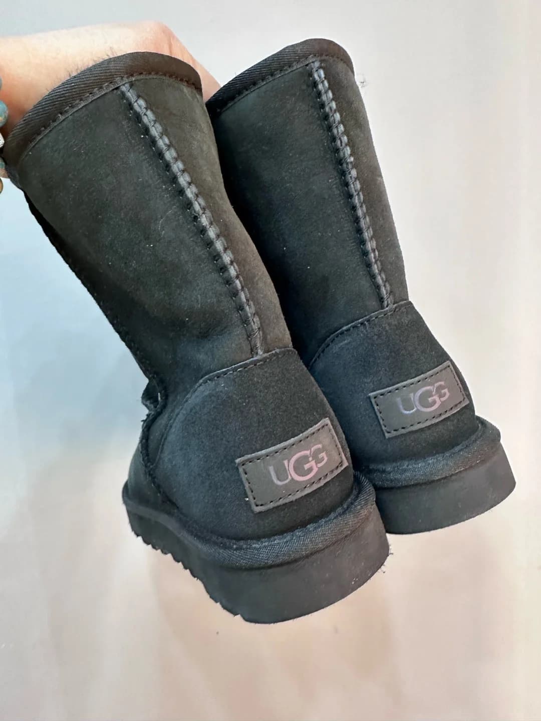 Задняя часть сапог Chrome Hearts x UGG с логотипом
