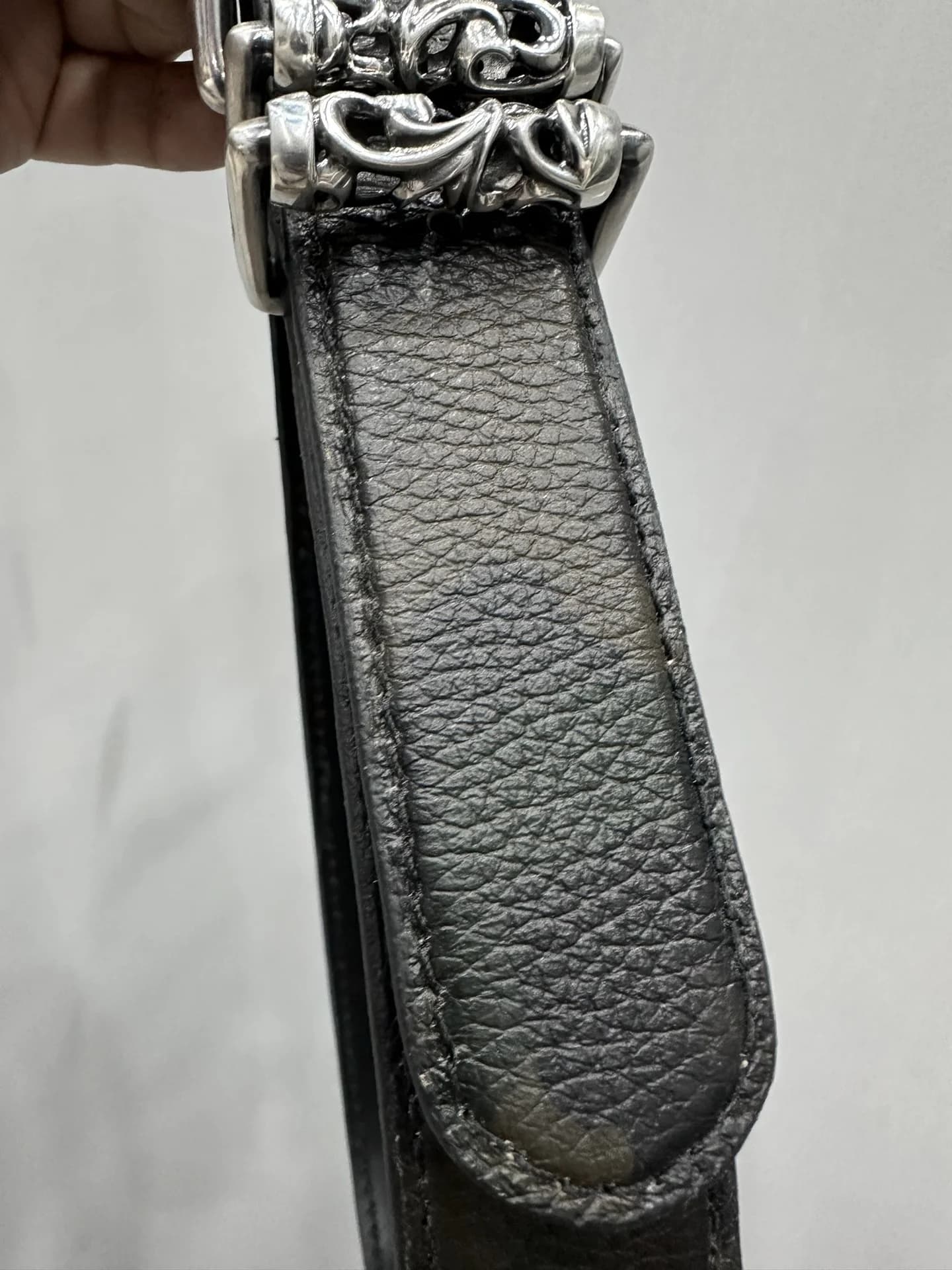 Конец ремня Chrome Hearts с фактурной текстурой кожи и серебряными деталями
