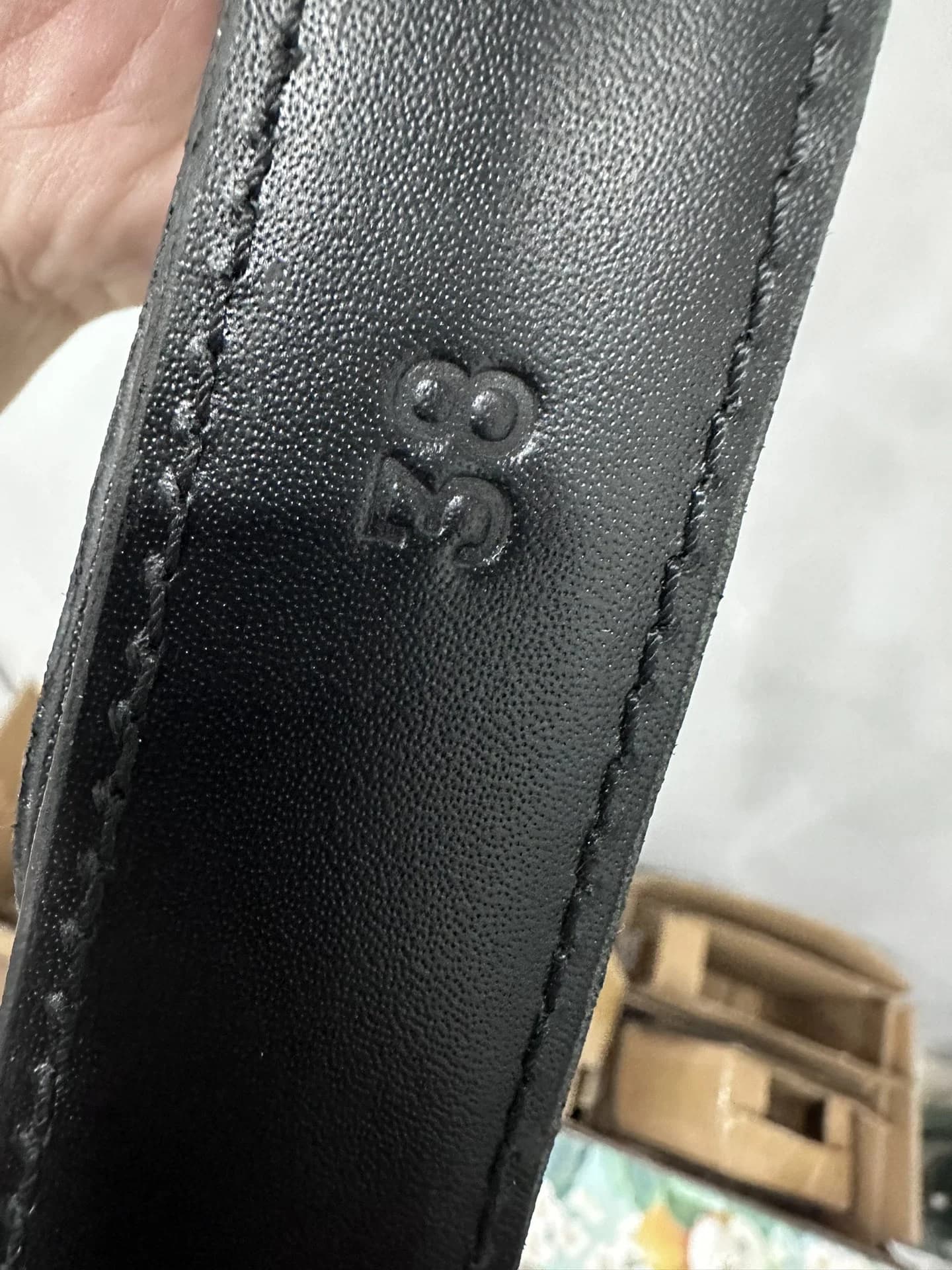 Тиснение размера 38 на внутренней черной кожаной стороне ремня Chrome Hearts