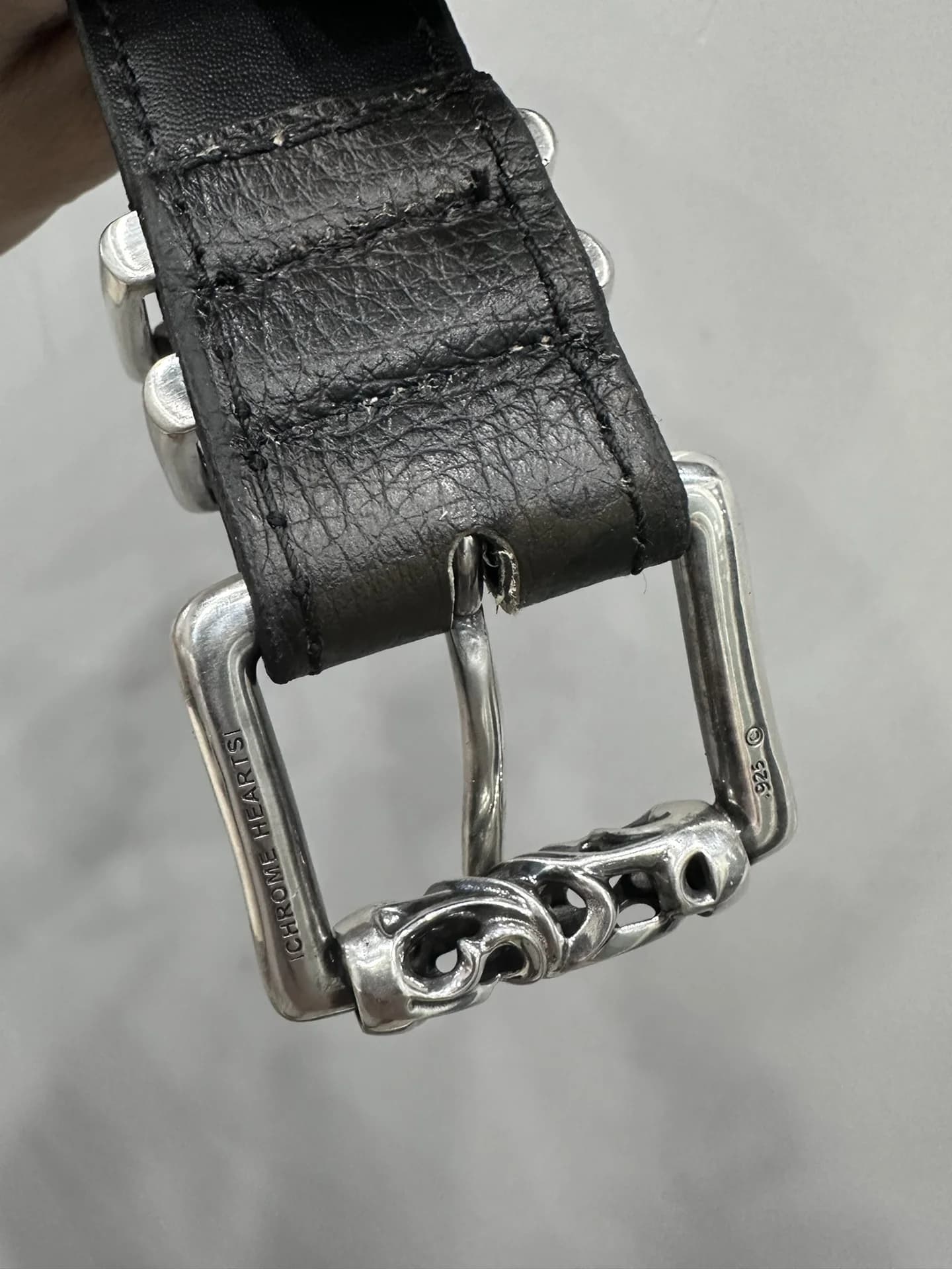 Серебряная пряжка Roller ремня Chrome Hearts с гравировками и орнаментом