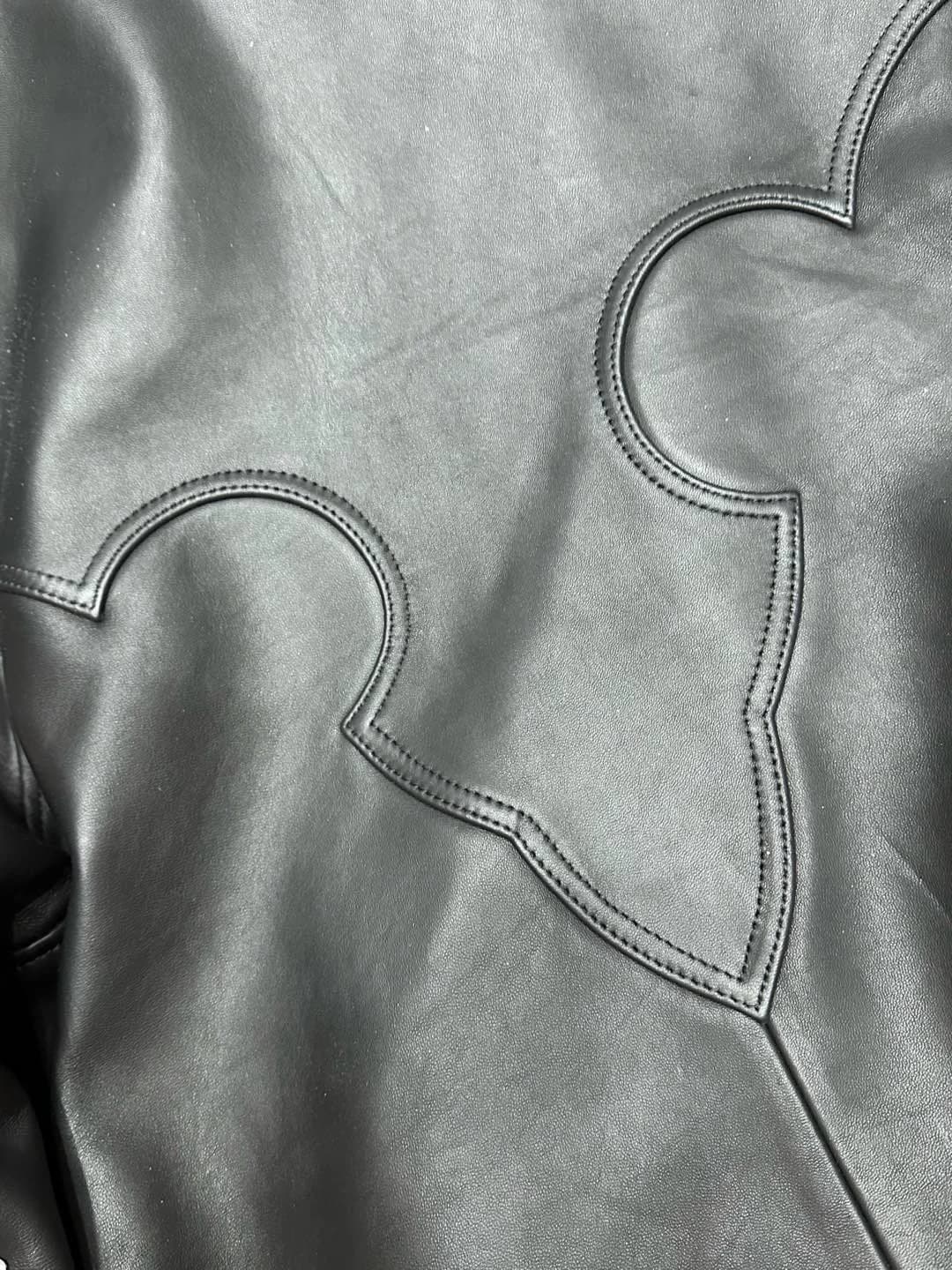 Деталь фигурной кокетки на спине кожаной куртки Chrome Hearts