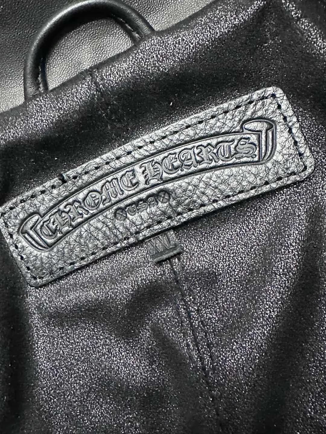 Кожаная нашивка с тиснением Chrome Hearts на куртке