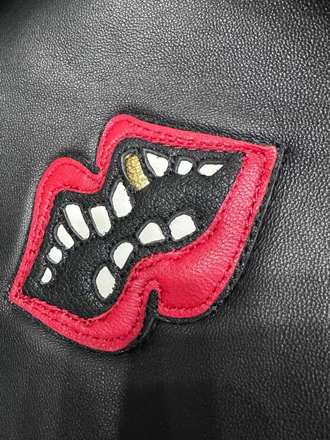 Деталь куртки Chrome Hearts x Matty Boy Chomper: нашивка в виде губ с зубами