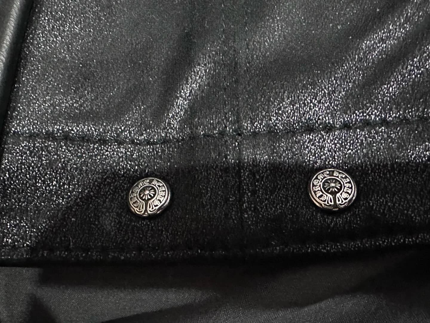 Металлические кнопки на манжете куртки Chrome Hearts
