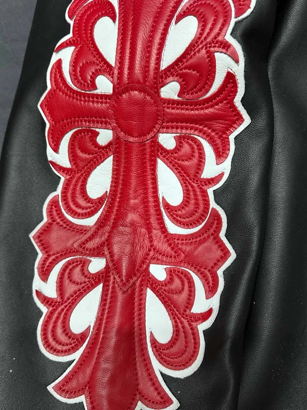 Деталь рукава куртки Chrome Hearts x Matty Boy Chomper с красной кожаной аппликацией в виде креста