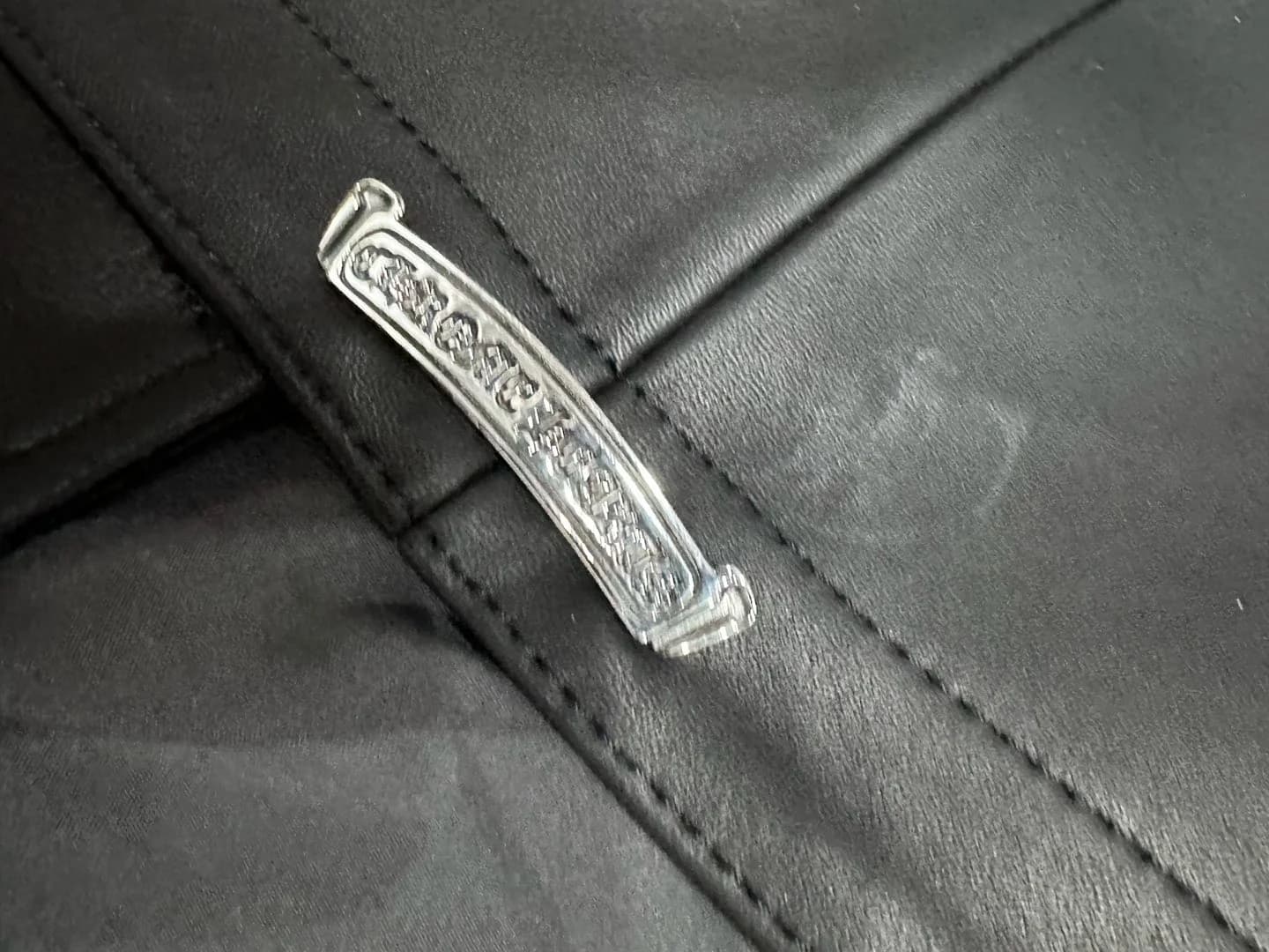 Металлическая пластина с логотипом Chrome Hearts на куртке