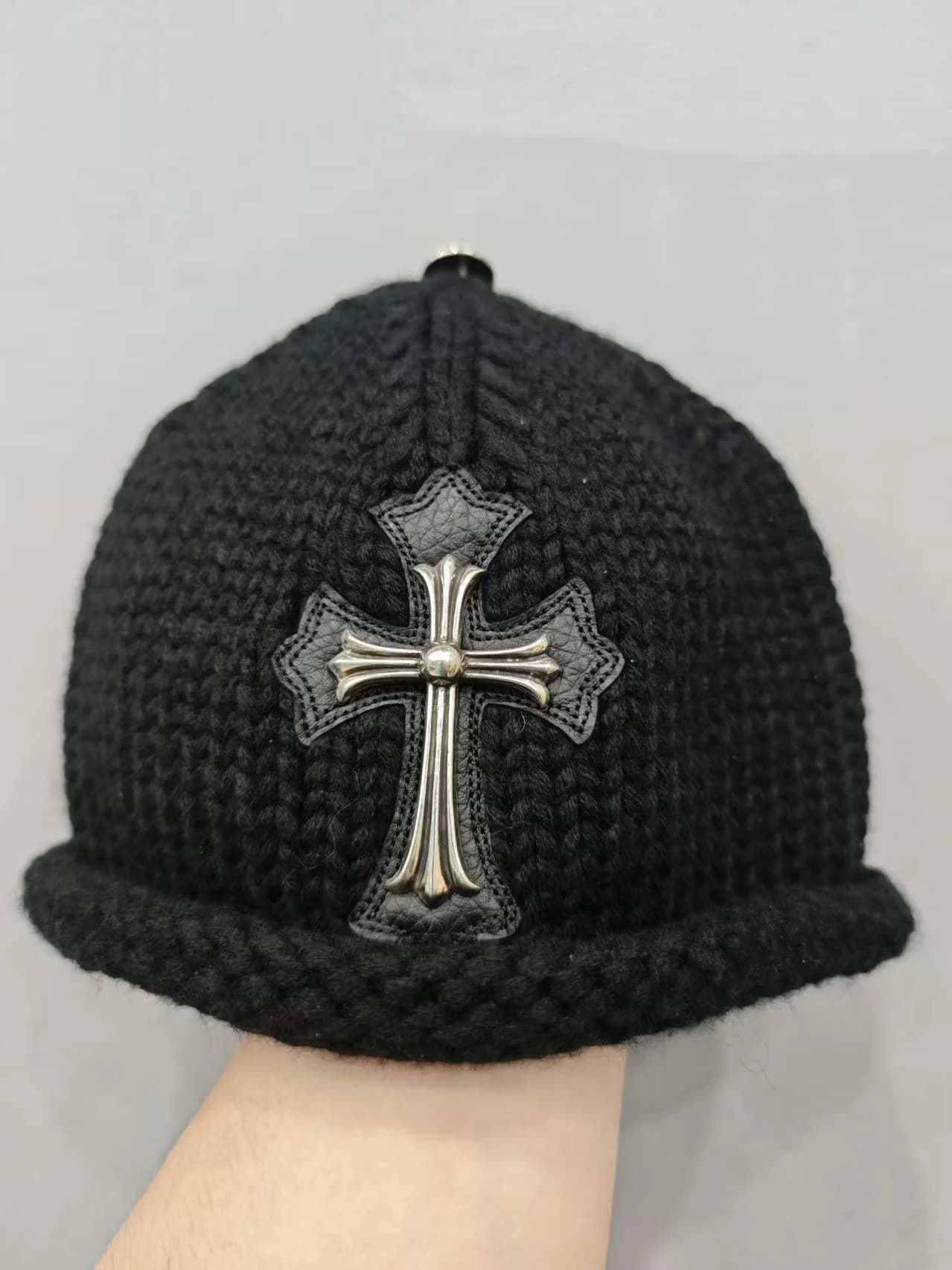 Черная вязаная шапка-бини Chrome Hearts с кожаной нашивкой и серебряным крестом