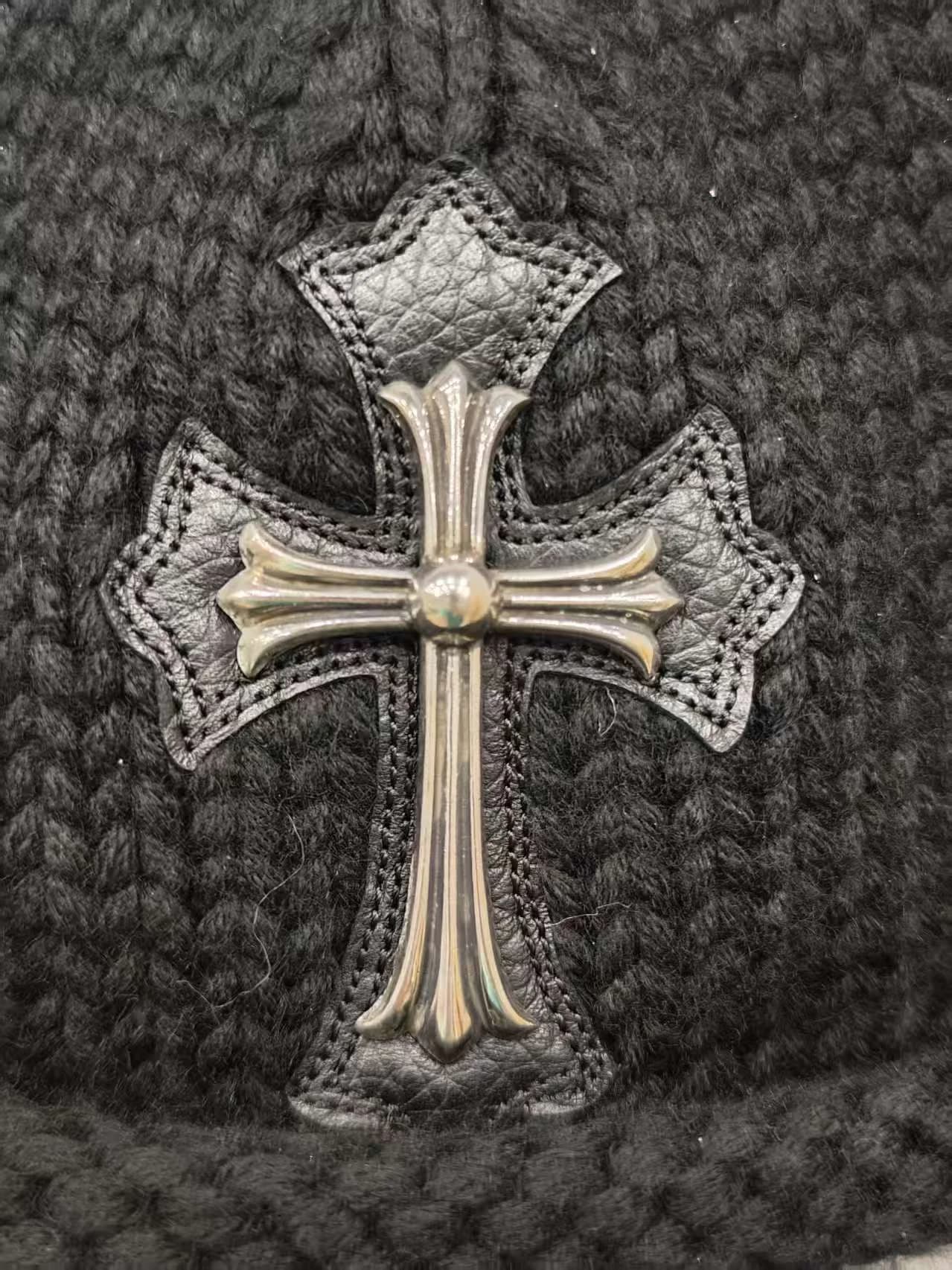 Деталь вязаной шапки Chrome Hearts: кожаная нашивка в виде креста с серебряной фурнитурой