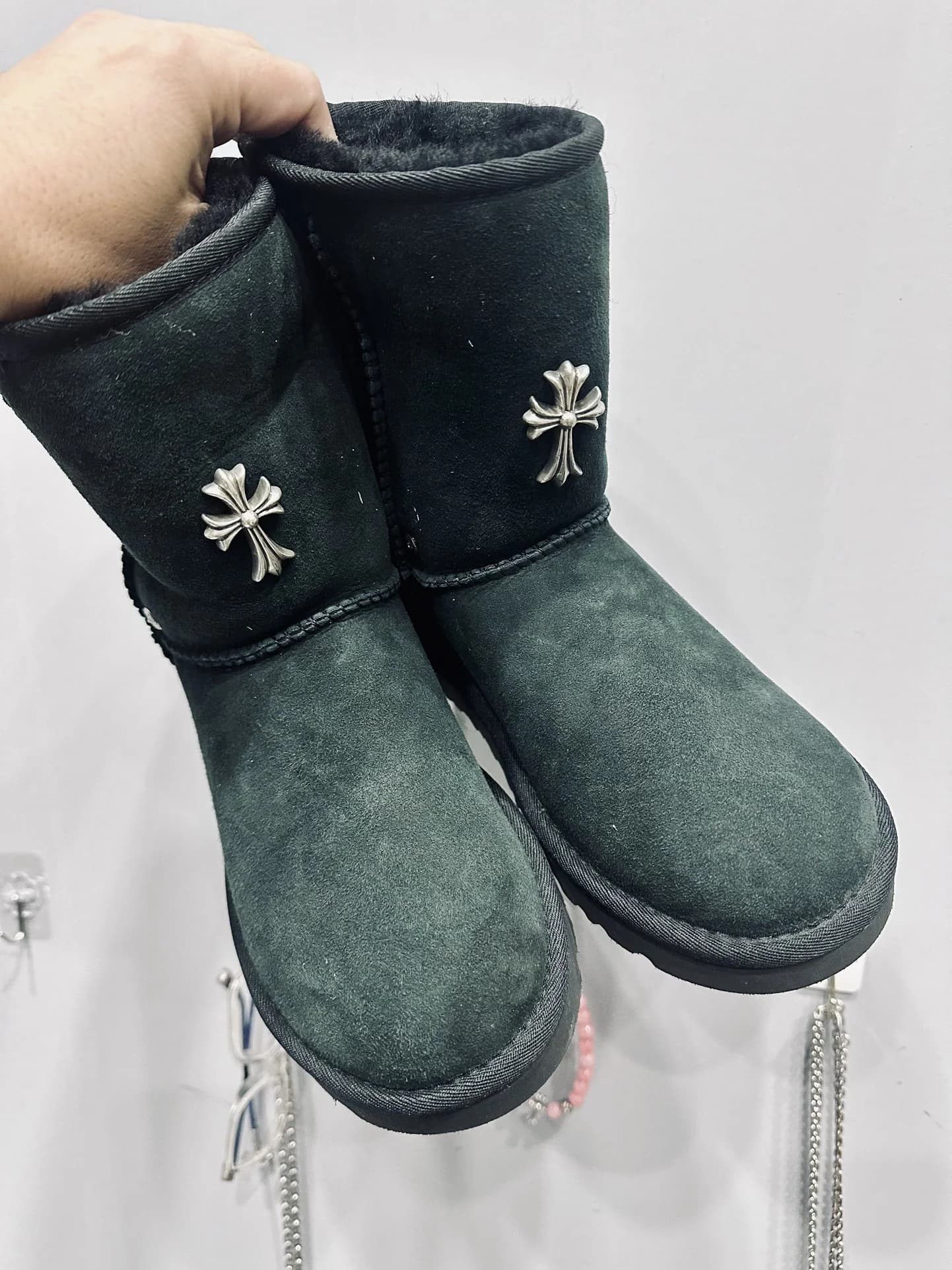 Черные замшевые сапоги Chrome Hearts x UGG с серебряным крестом спереди