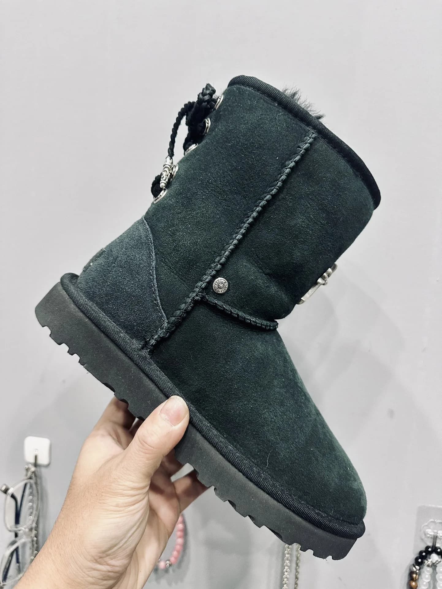 Сапоги Chrome Hearts x UGG из черной замши, вид сбоку
