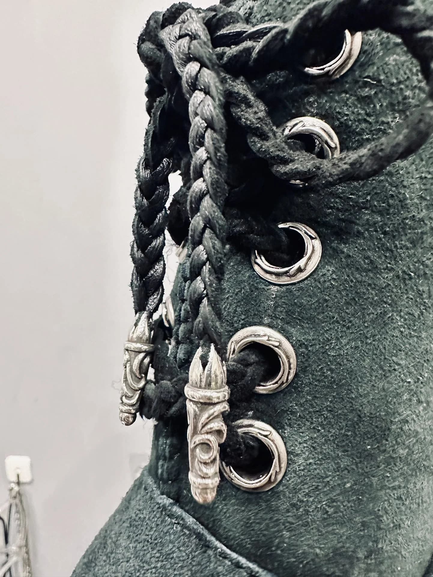 Деталь шнуровки и серебряной фурнитуры сапог Chrome Hearts x UGG