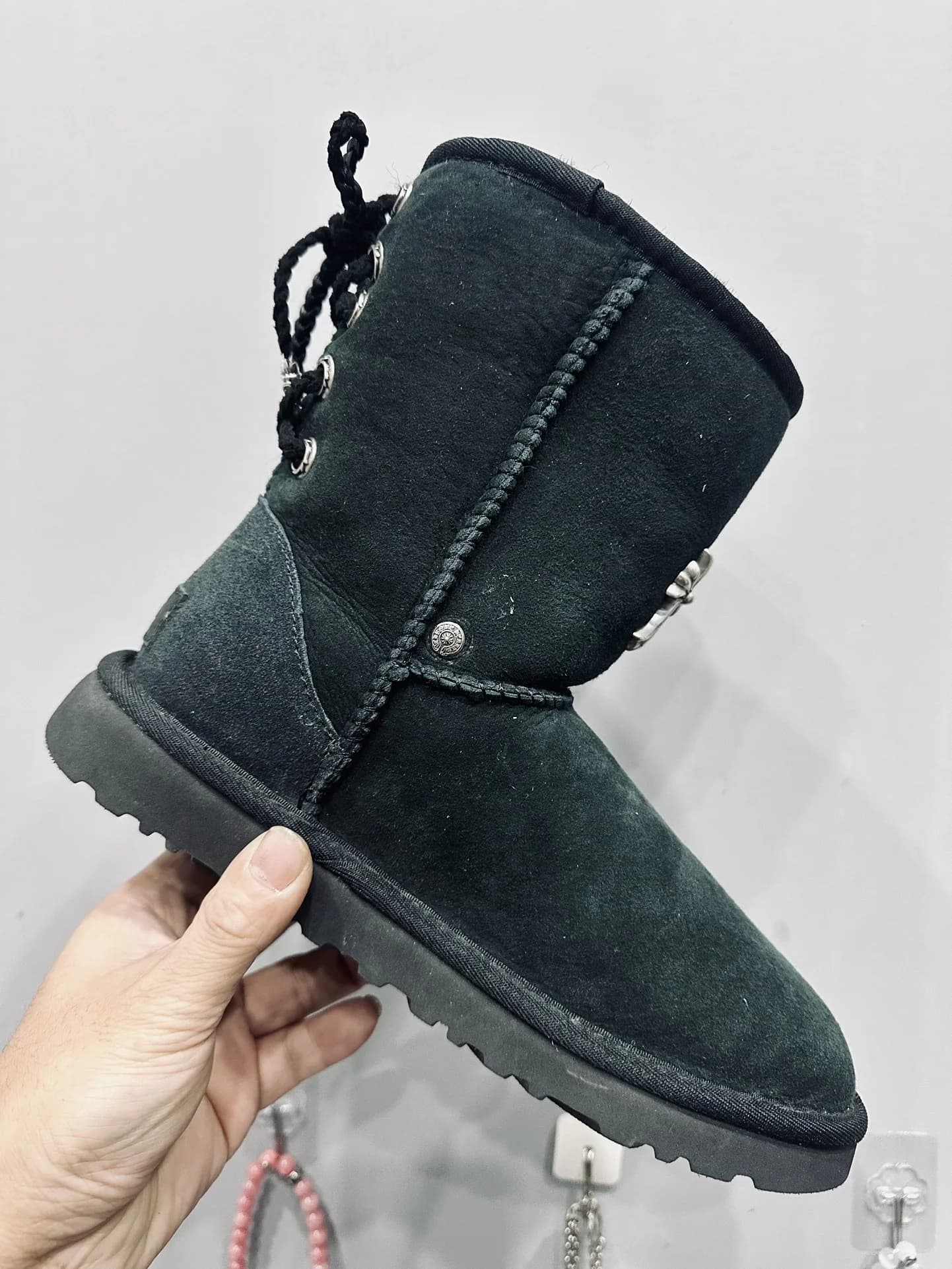 Черные сапоги Chrome Hearts x UGG на меху, вид сбоку
