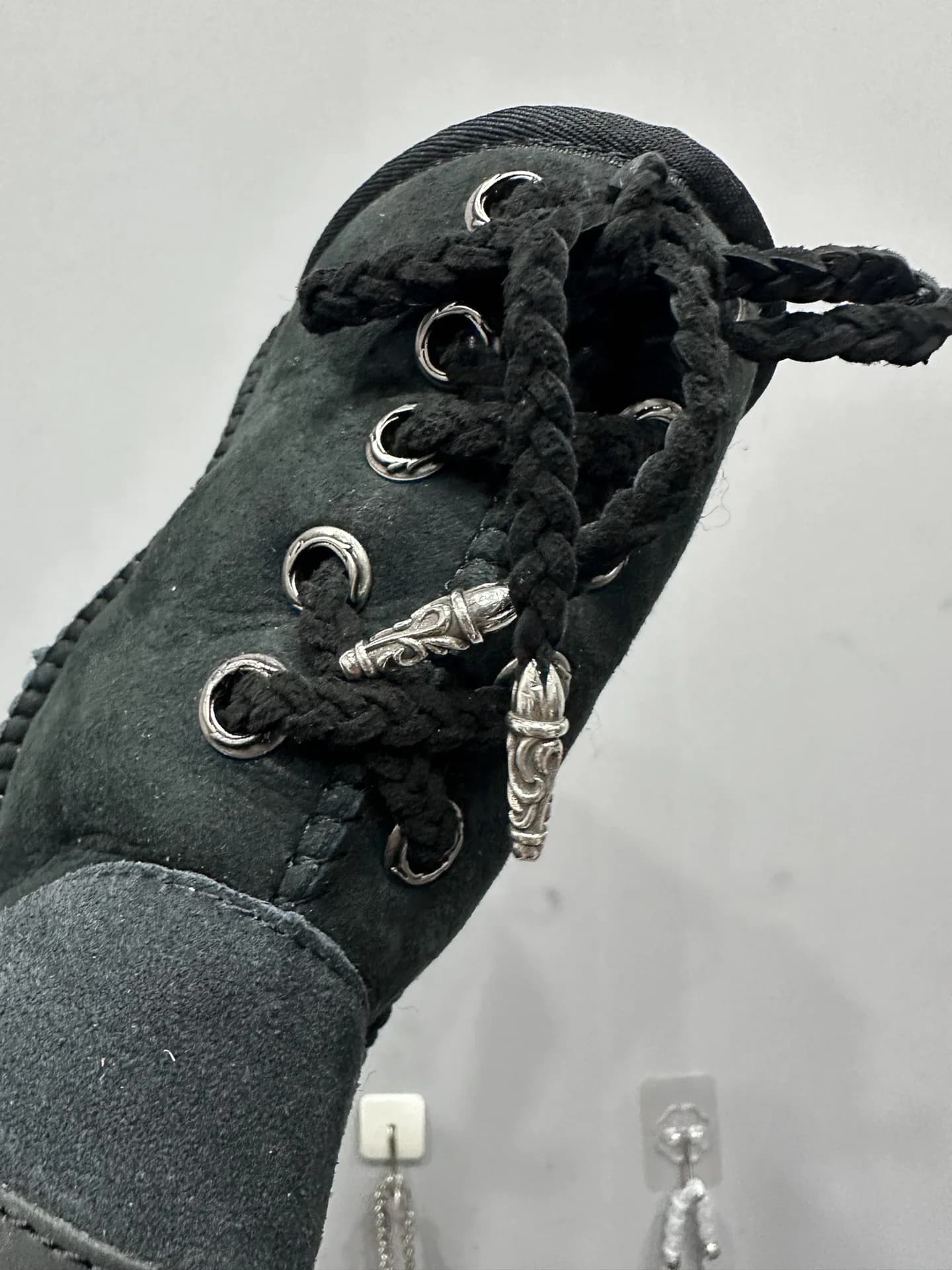Крупный план шнуровки сзади на сапогах Chrome Hearts x UGG