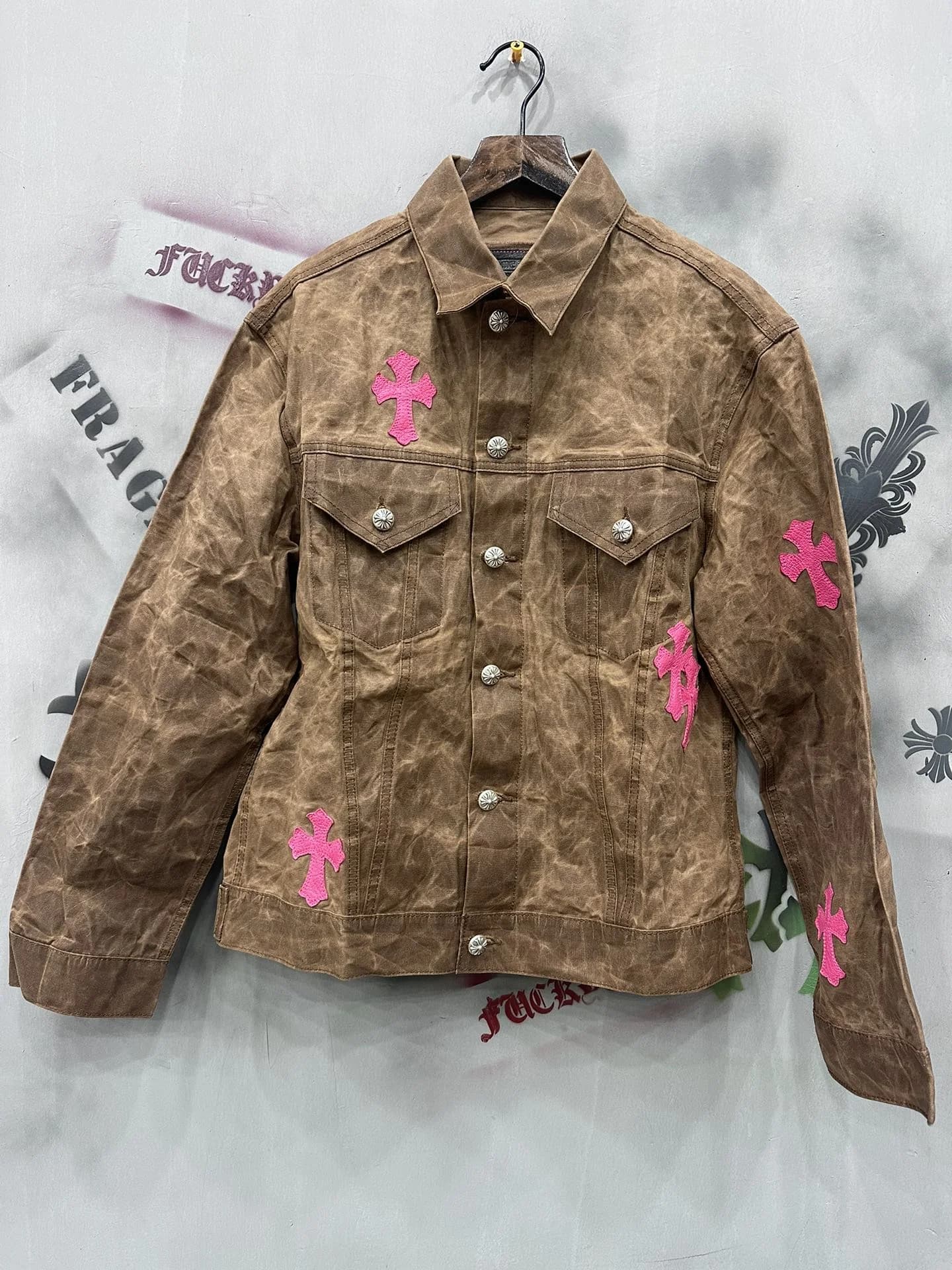Коричневая куртка Chrome Hearts из вощеного хлопка с розовыми кожаными нашивками-крестами, вид спереди