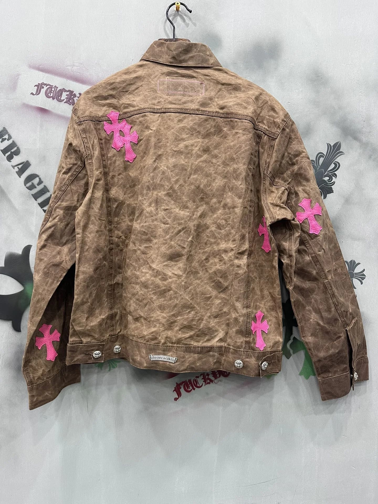Коричневая куртка Chrome Hearts из вощеного хлопка с розовыми кожаными нашивками-крестами, вид сзади