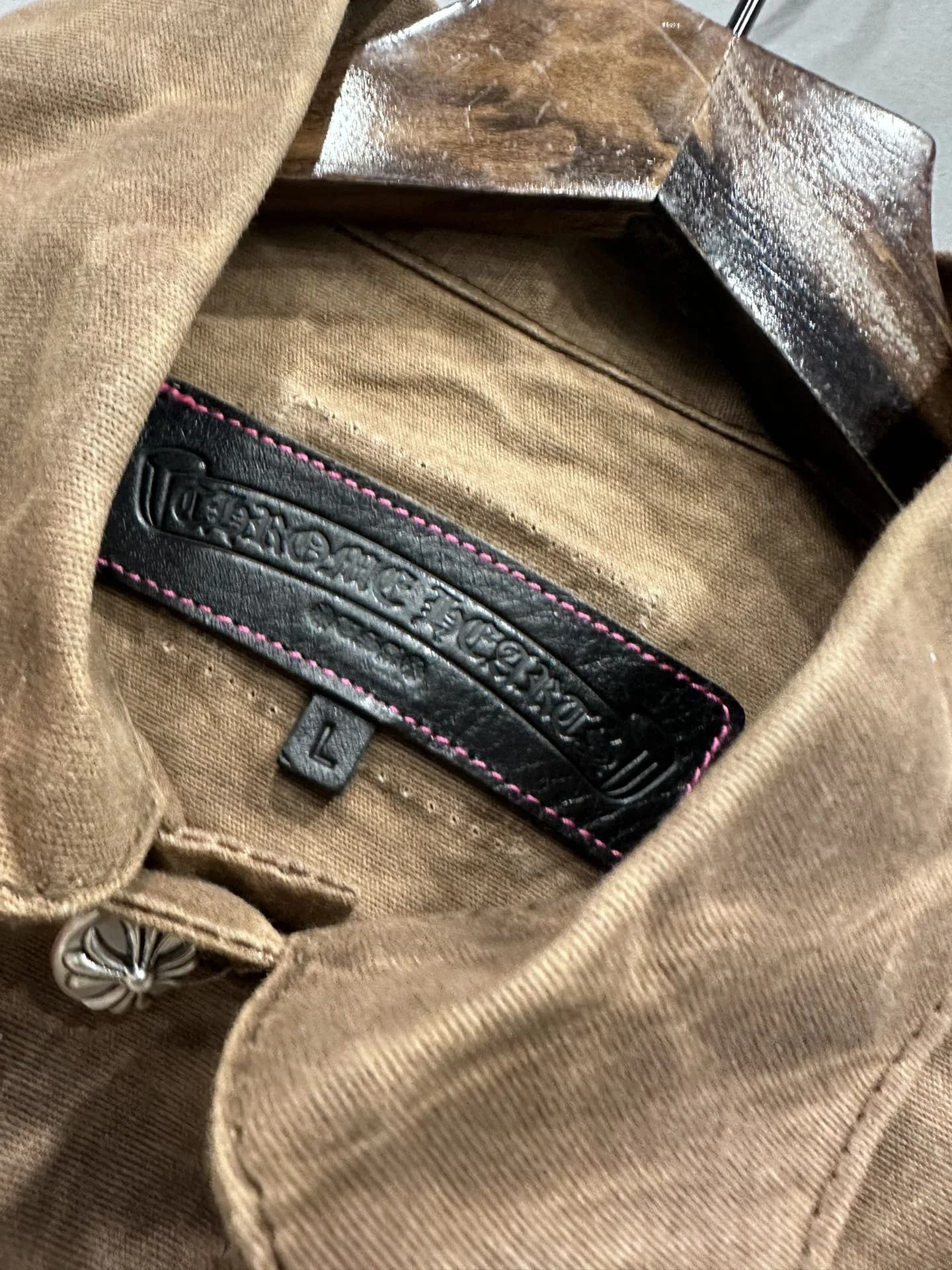 Воротник куртки Chrome Hearts с кожаным ярлыком бренда