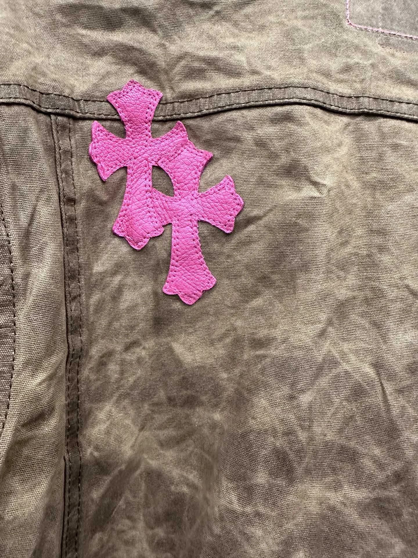 Деталь спинки куртки Chrome Hearts с розовыми кожаными нашивками-крестами