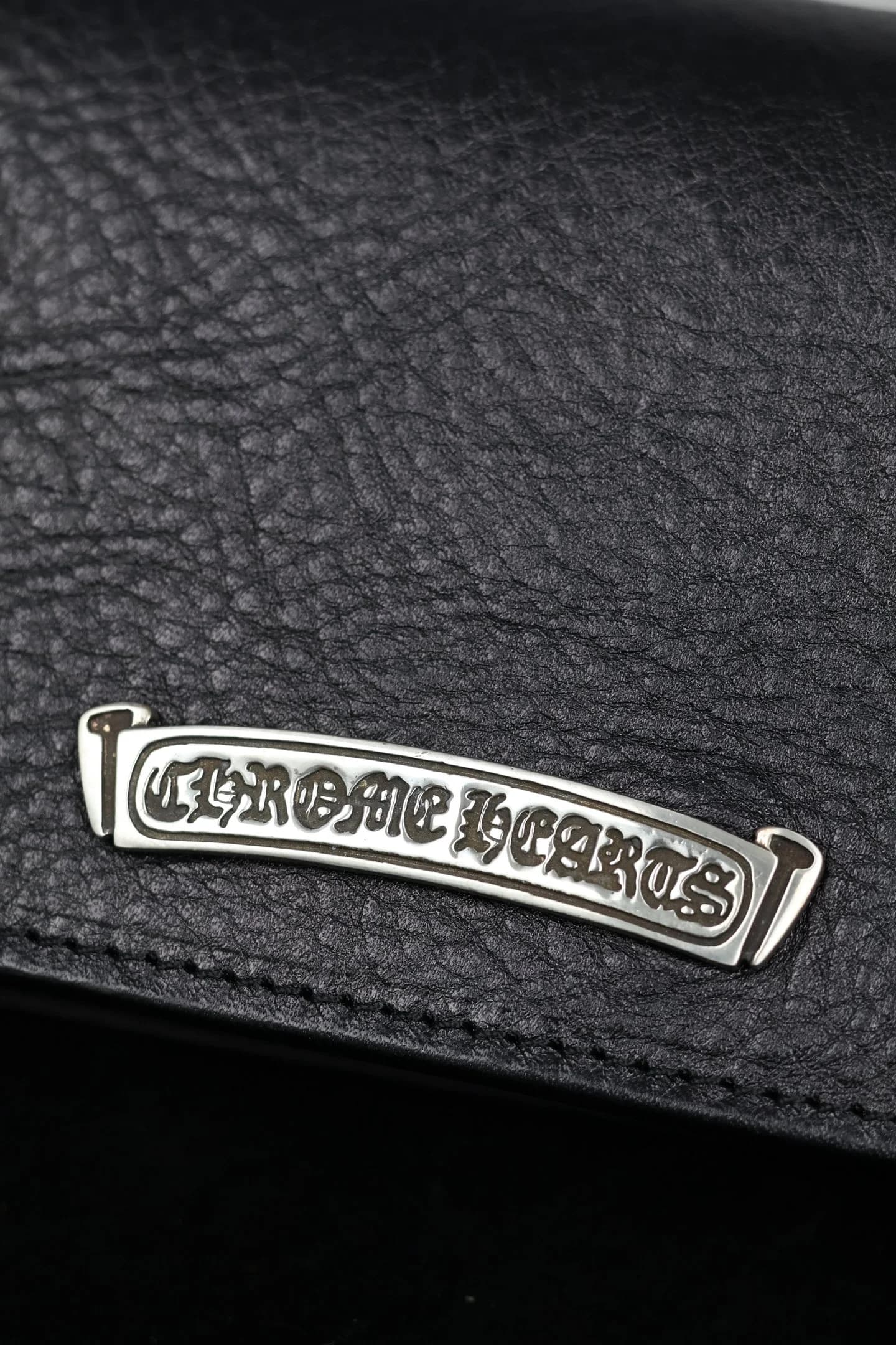 Серебряная фигурная плашка Chrome Hearts на фактурной коже