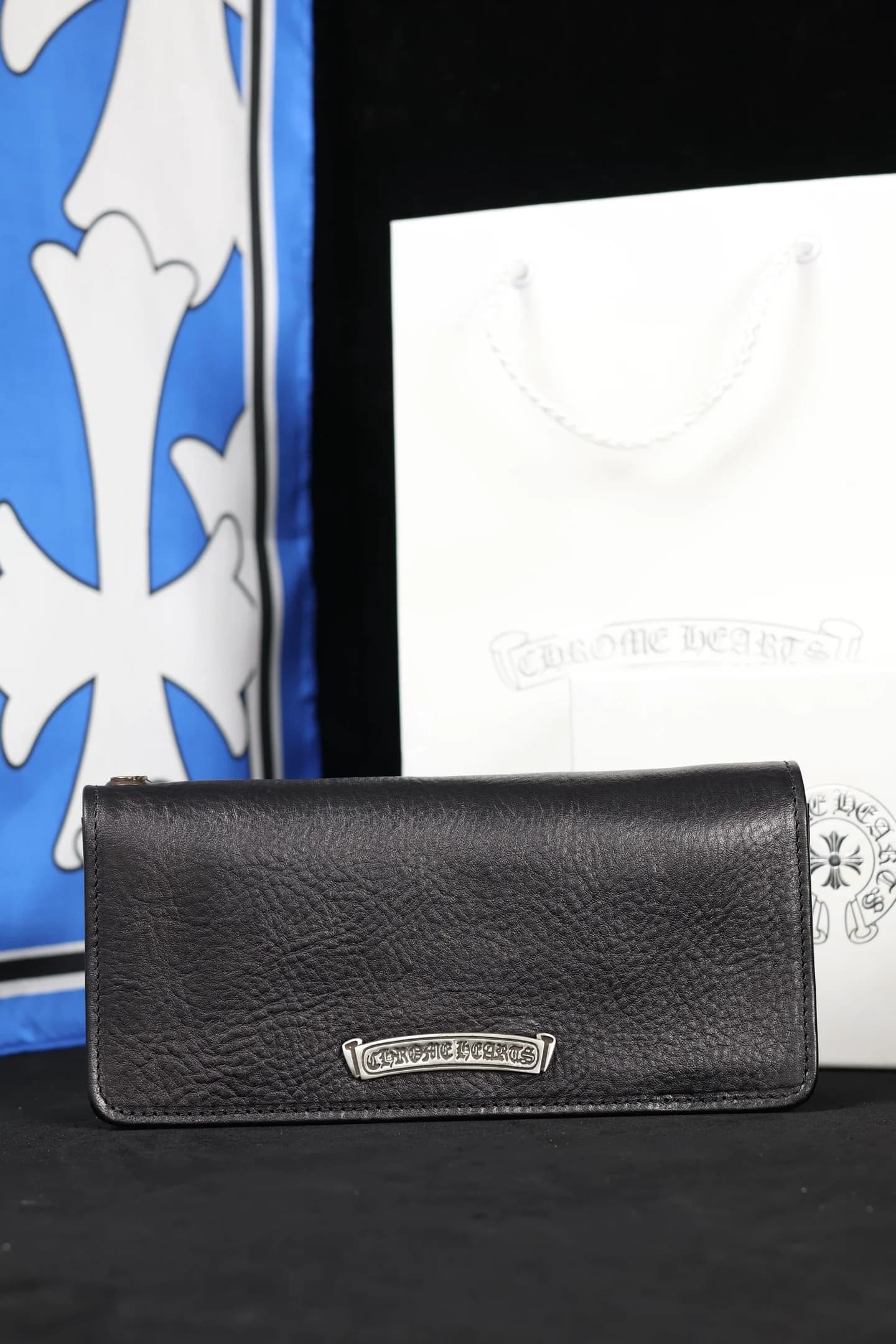 Задняя сторона кошелька с серебряной плашкой Chrome Hearts