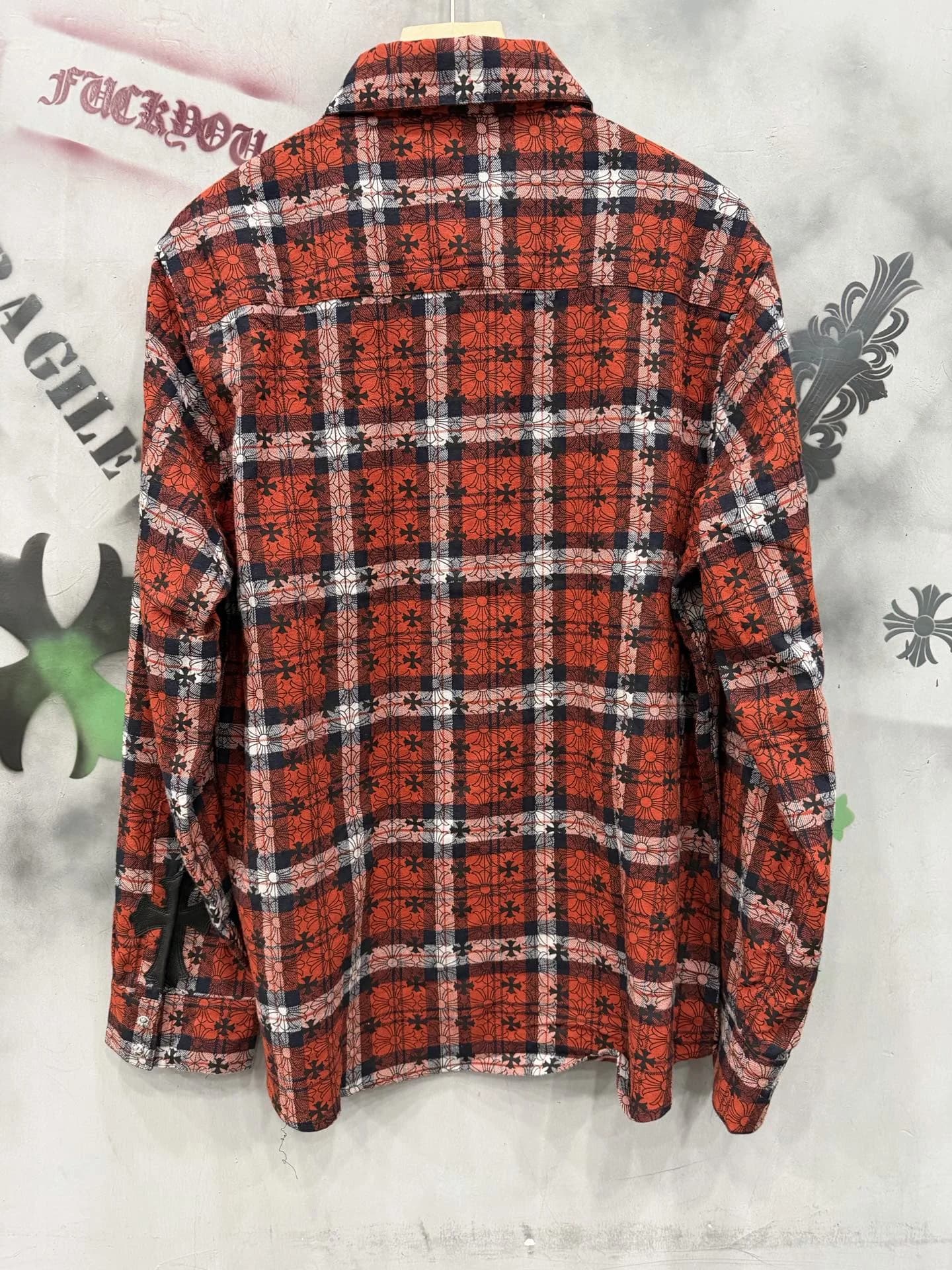 Красная рубашка в клетку Chrome Hearts, вид сзади