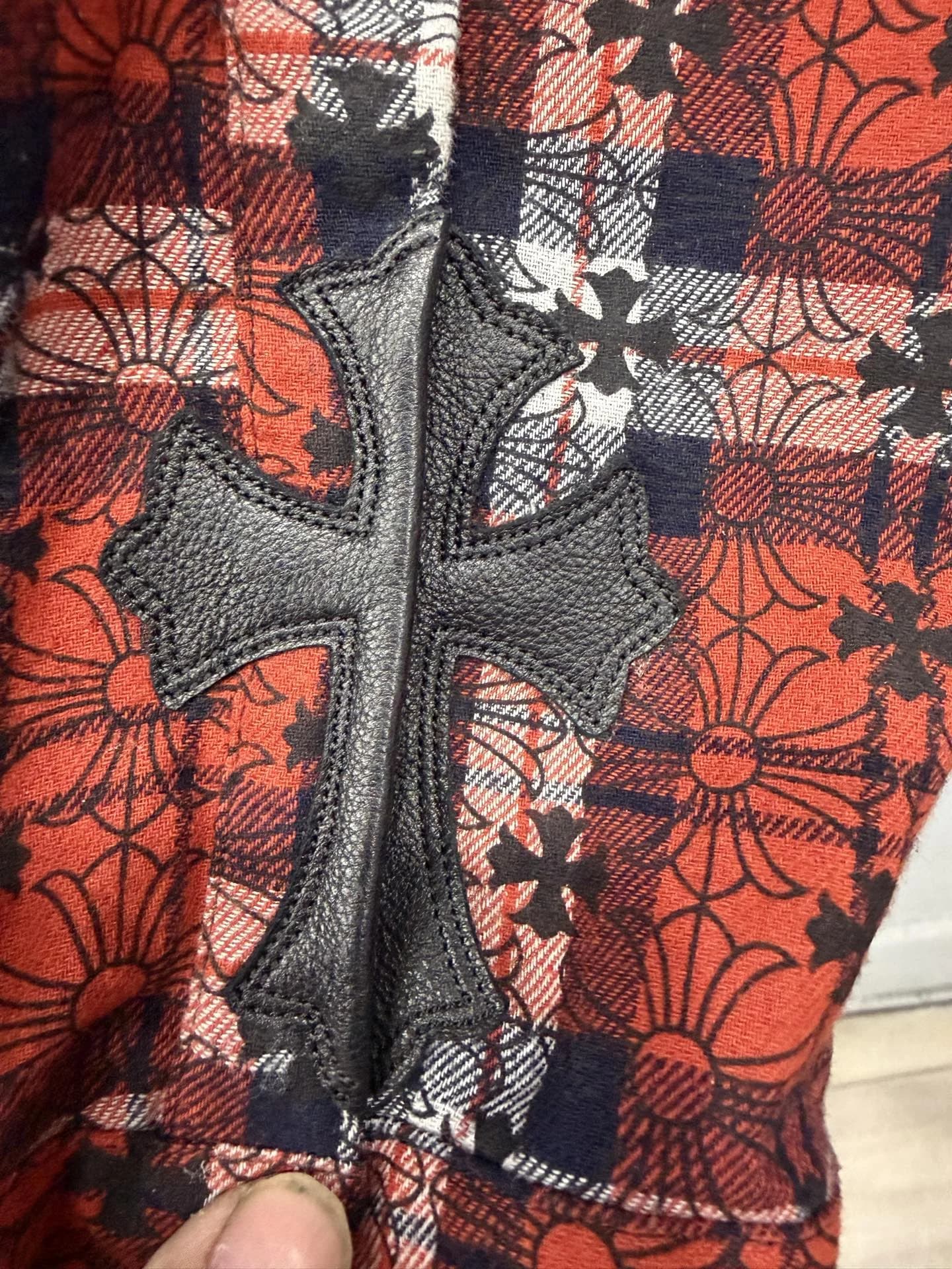 Кожаная нашивка в виде креста на рукаве рубашки Chrome Hearts