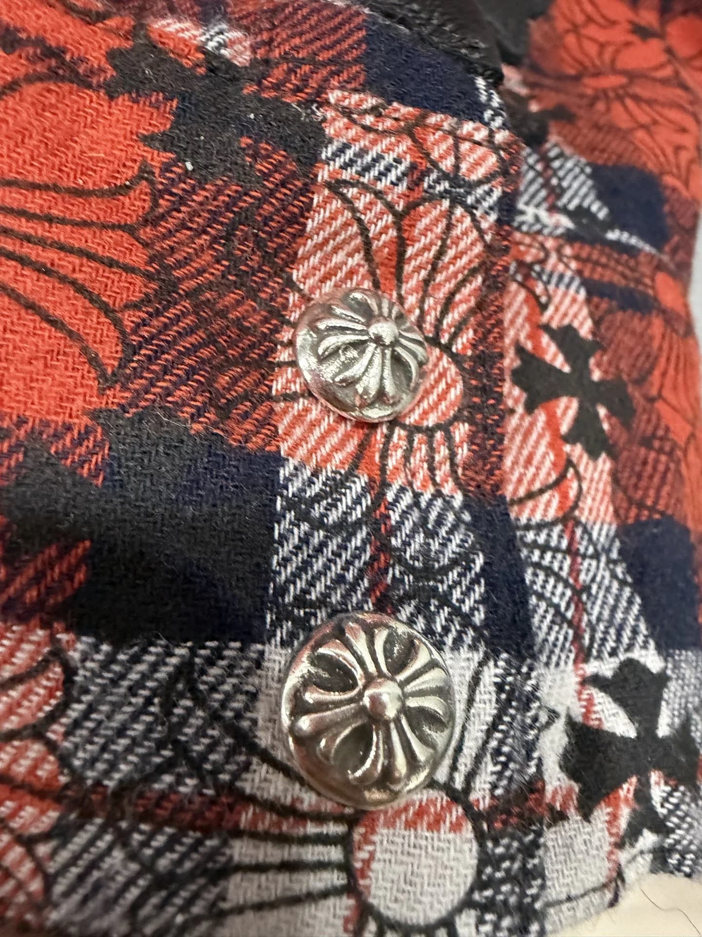 Металлические пуговицы с гравировкой на рубашке Chrome Hearts