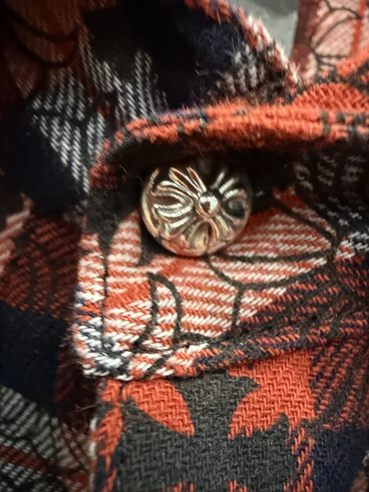 Пуговица на манжете рубашки Chrome Hearts