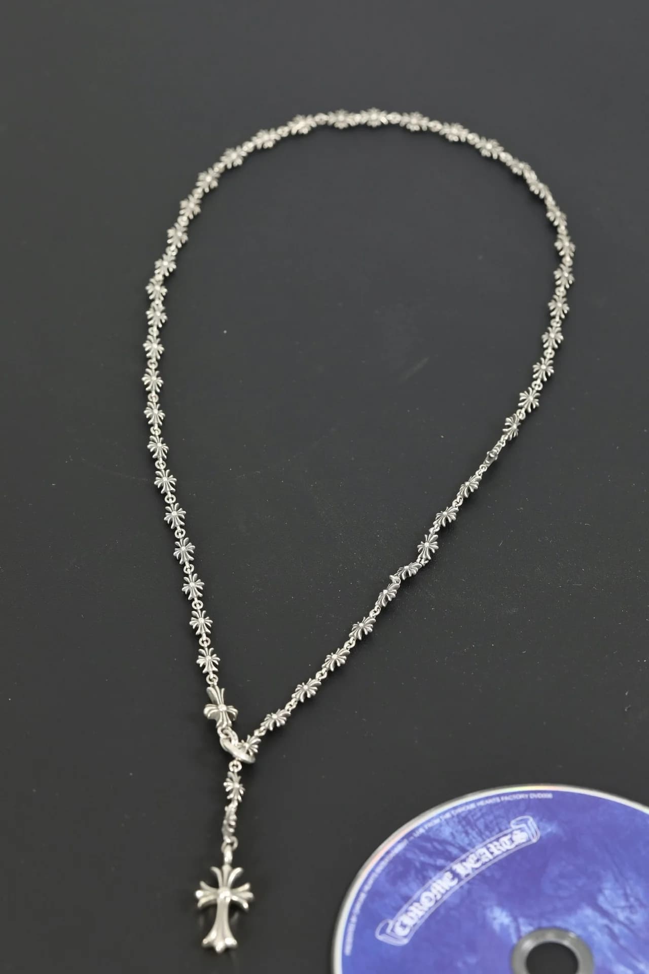 Серебряное колье-розарий Chrome Hearts с крестом Tiny E CH Plus целиком