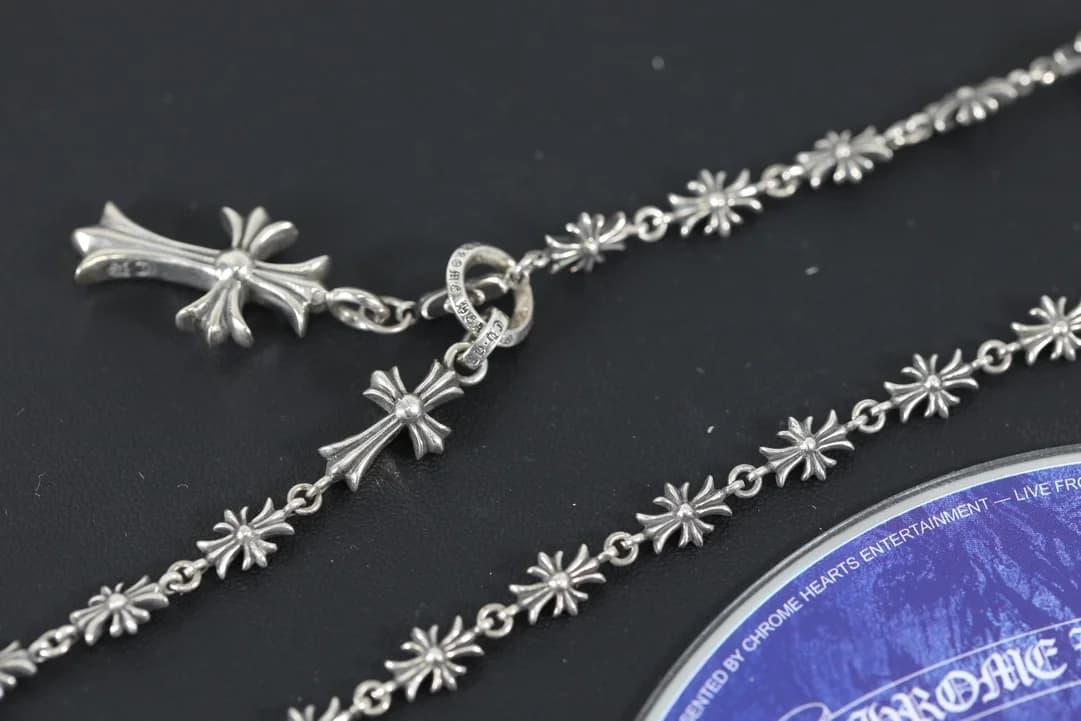 Детали звеньев Tiny E CH Plus и подвески-креста Chrome Hearts
