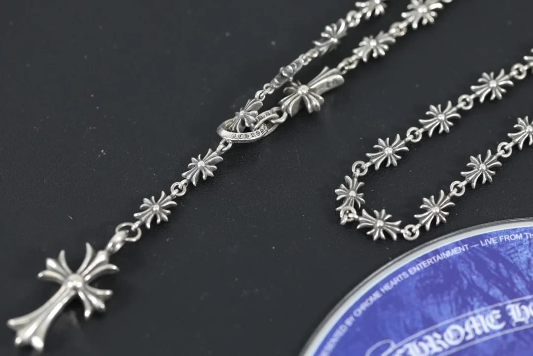 Нижняя часть серебряного колье-розария Chrome Hearts с крестом