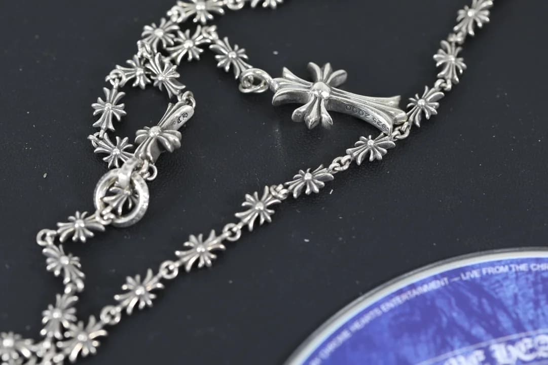 Колье-розарий Chrome Hearts из серебра 925 пробы крупным планом