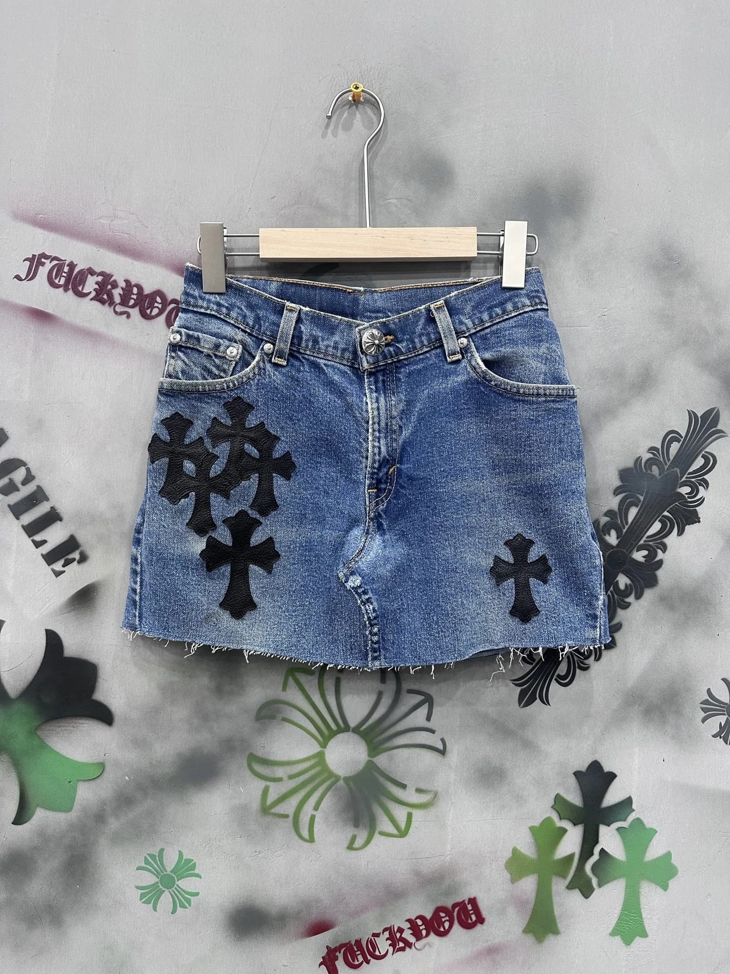 Джинсовая юбка Chrome Hearts x Levi's спереди с кожаными крестами