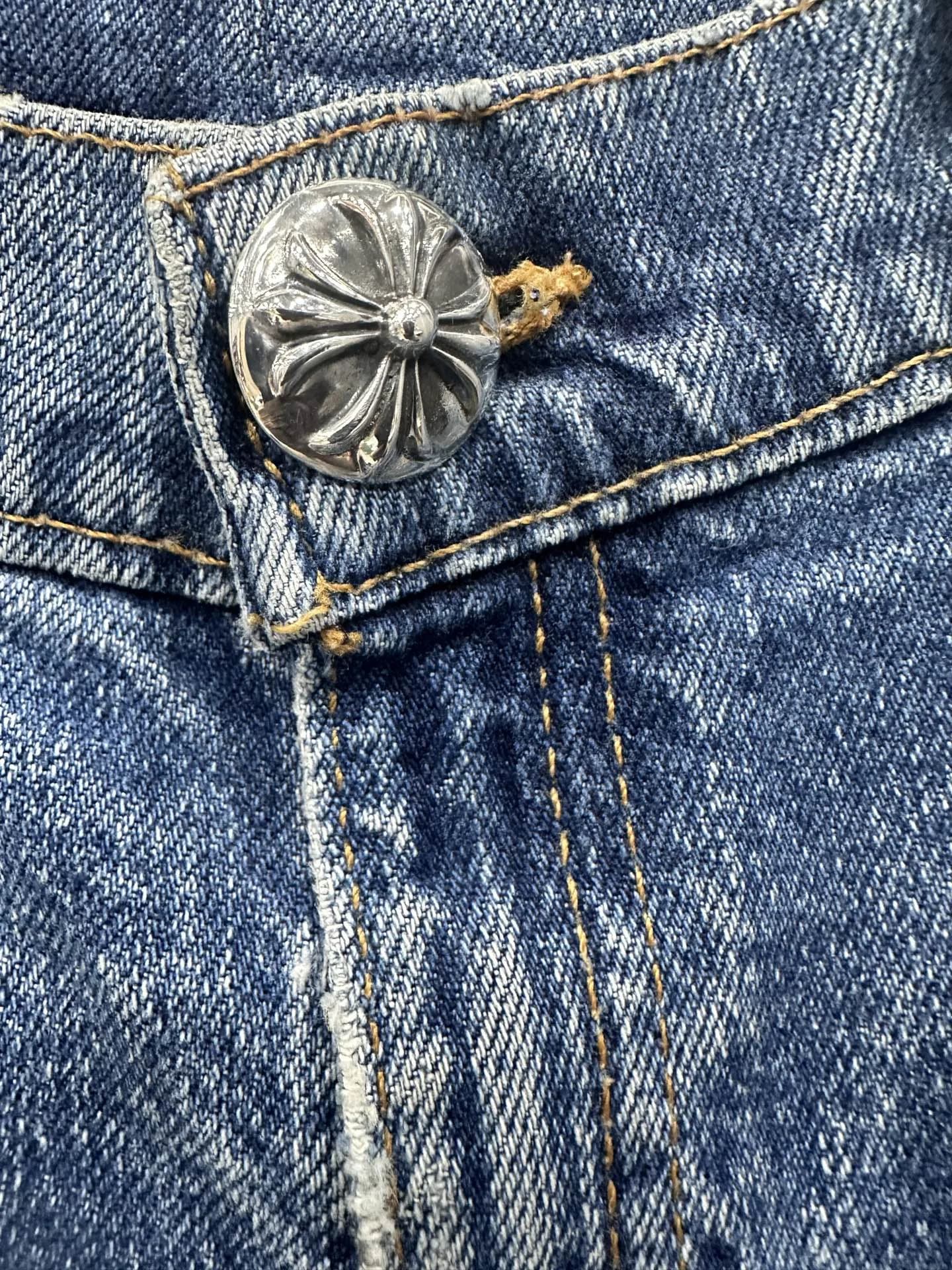 Серебряная пуговица-болт Chrome Hearts на джинсовой юбке