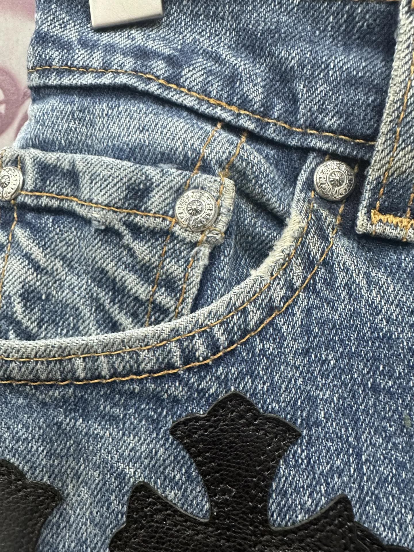 Деталь переднего кармана джинсовой юбки Chrome Hearts