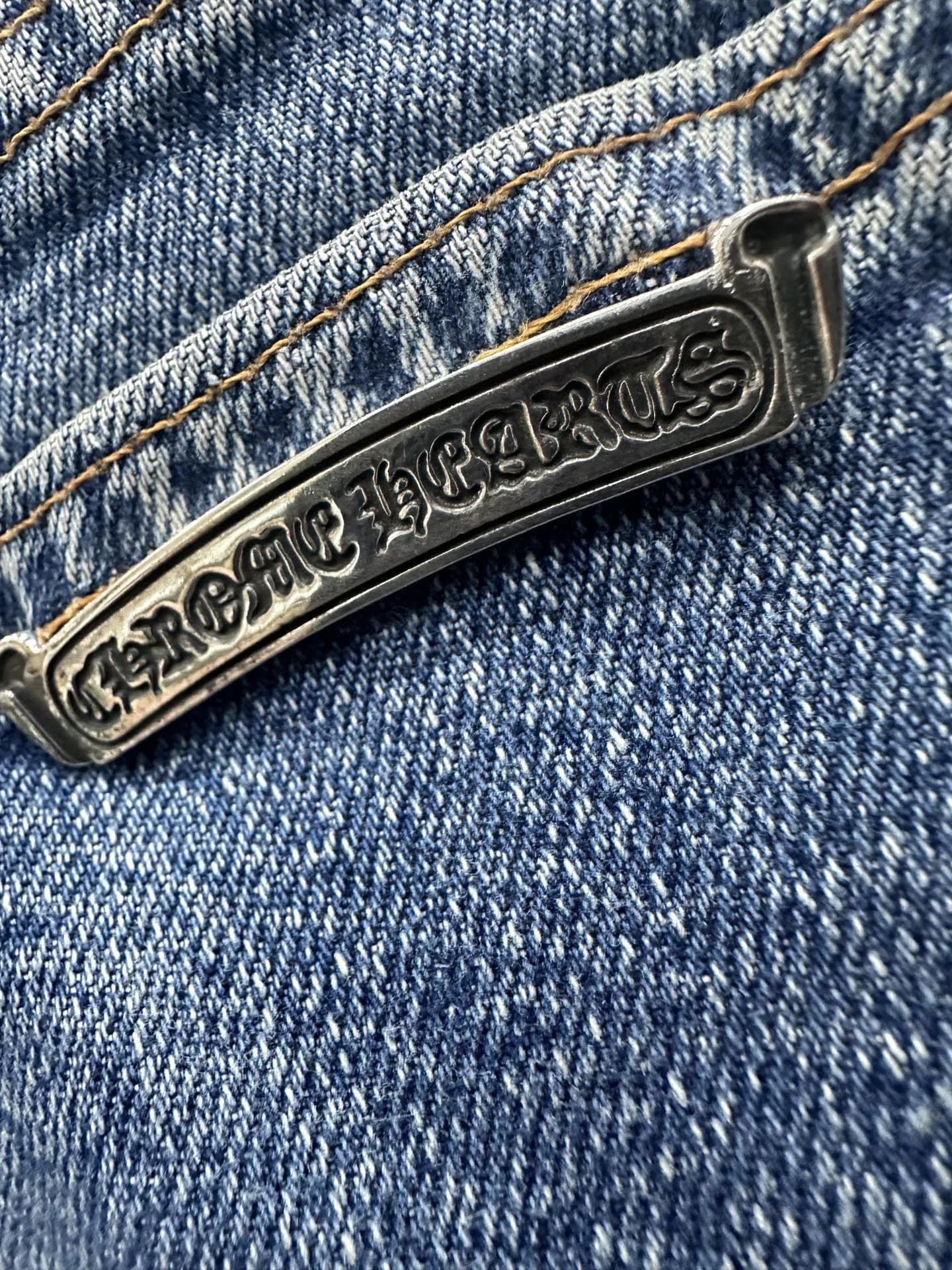 Серебряная пластина с гравировкой Chrome Hearts на кармане