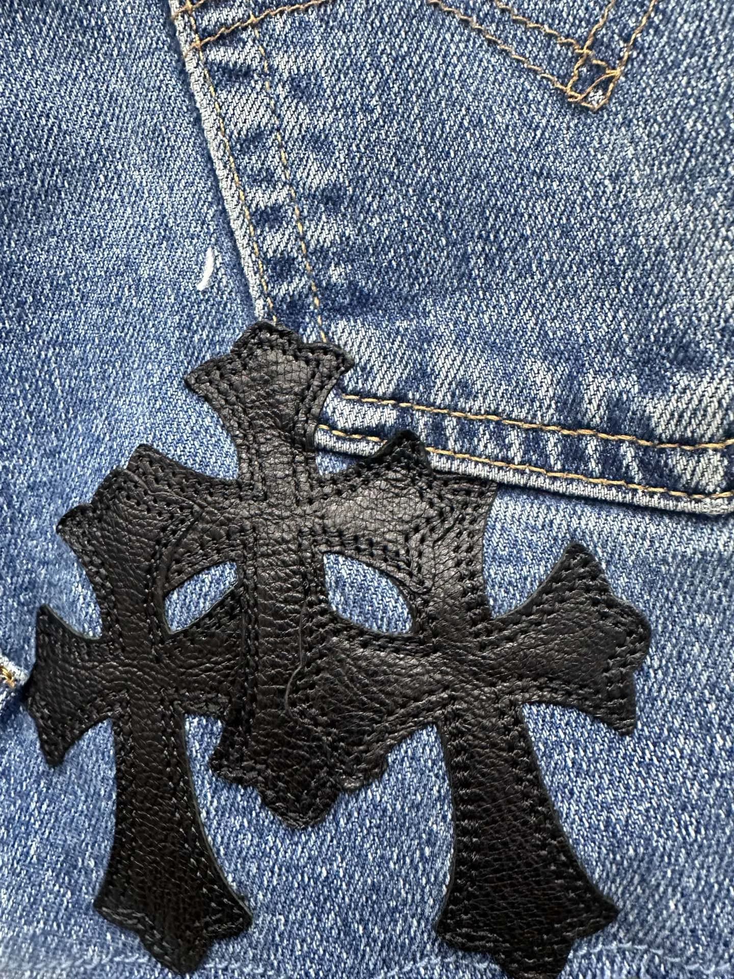 Кожаные нашивки-кресты на задней части юбки Chrome Hearts