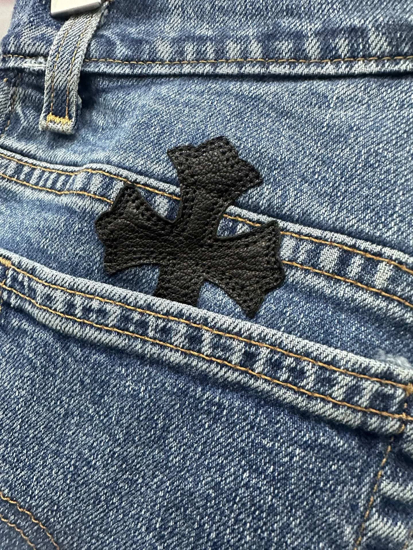 Кожаный крест на заднем кармане джинсовой юбки Chrome Hearts