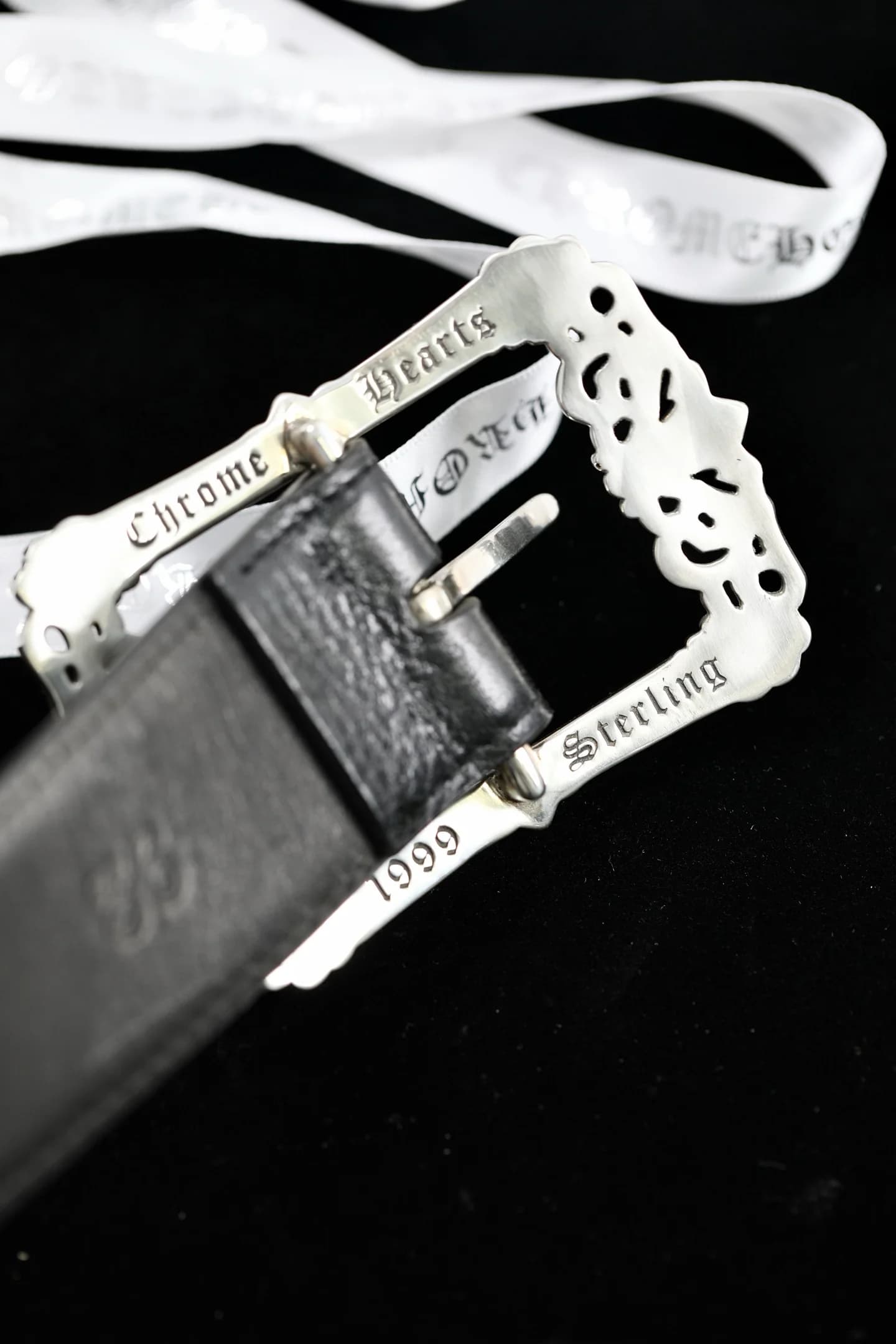 Обратная сторона серебряной пряжки с гравировкой Chrome Hearts 1999 Sterling