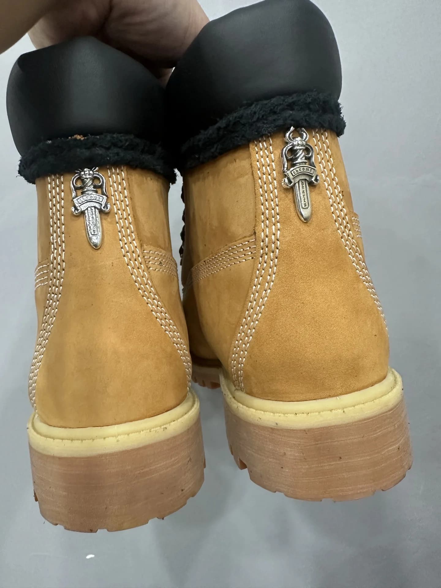 Задняя часть ботинок Chrome Hearts x Timberland 10061 с подвесками-кинжалами