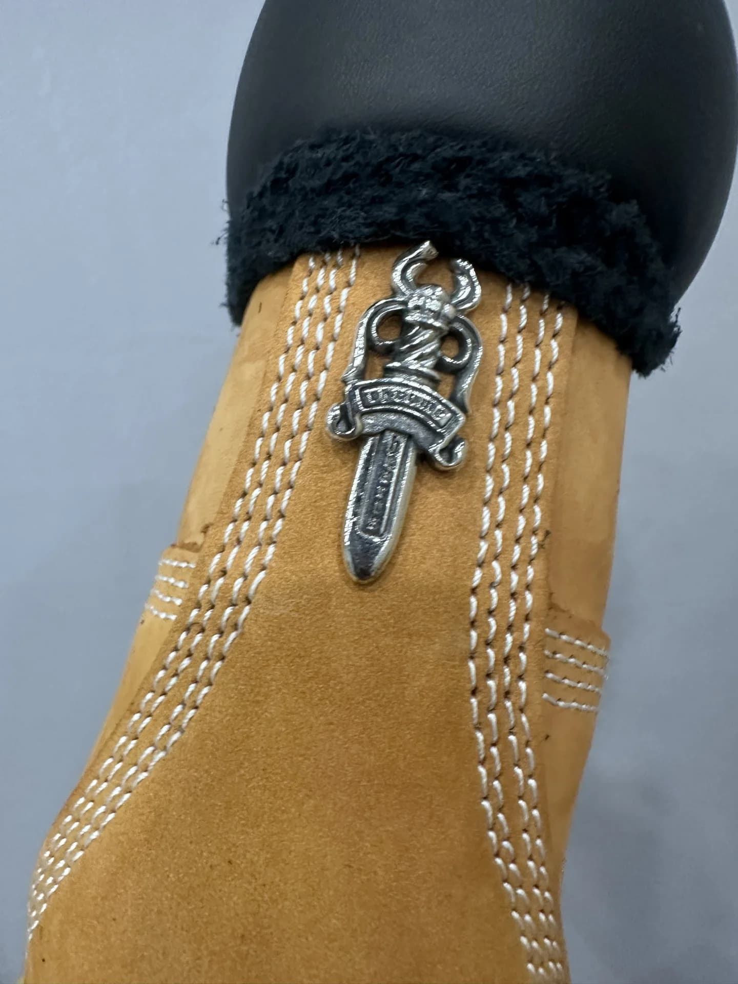 Деталь задника ботинок Chrome Hearts x Timberland 10061 с серебряным кинжалом