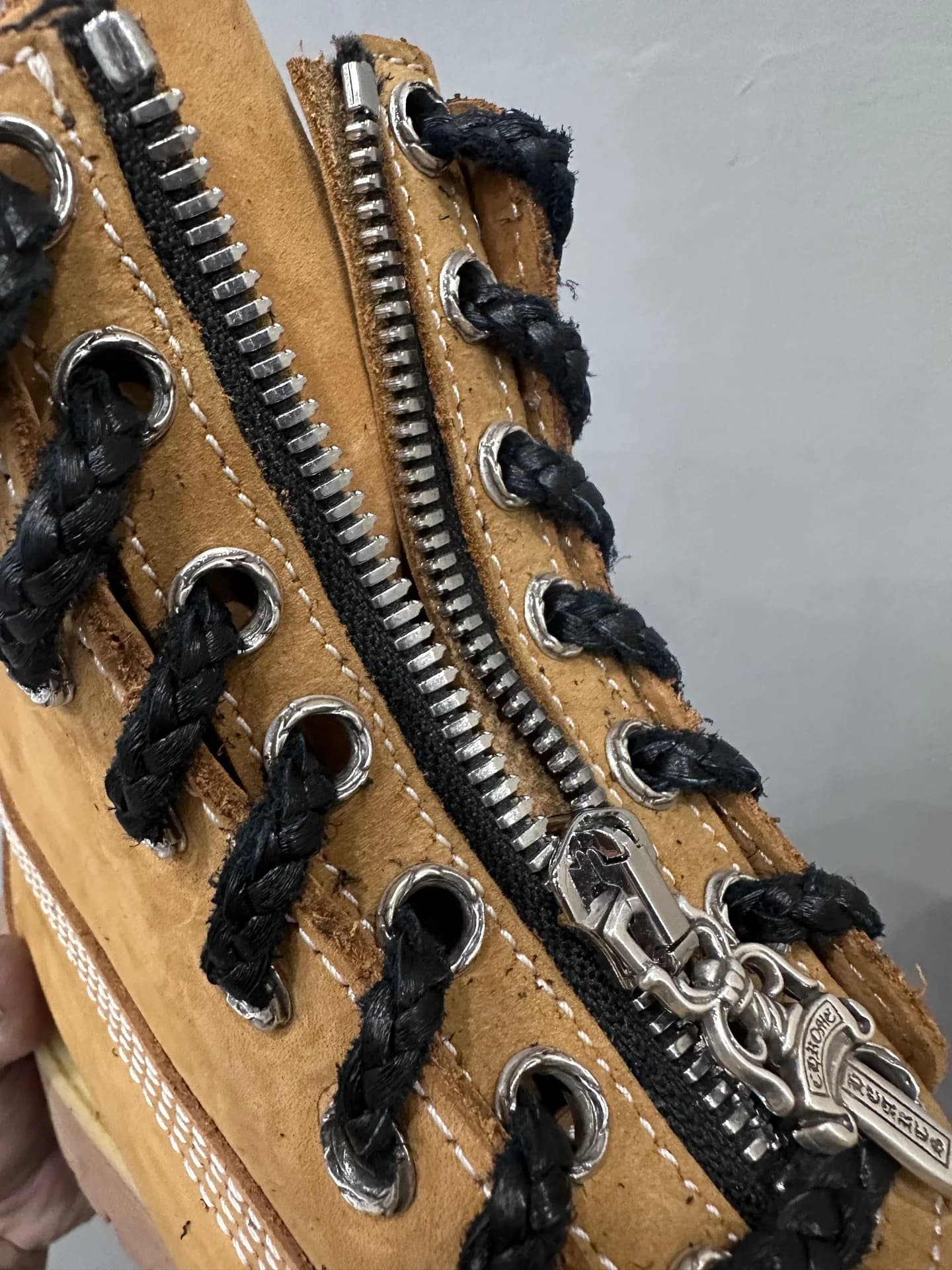 Деталь съемной вставки на молнии ботинок Chrome Hearts x Timberland 10061