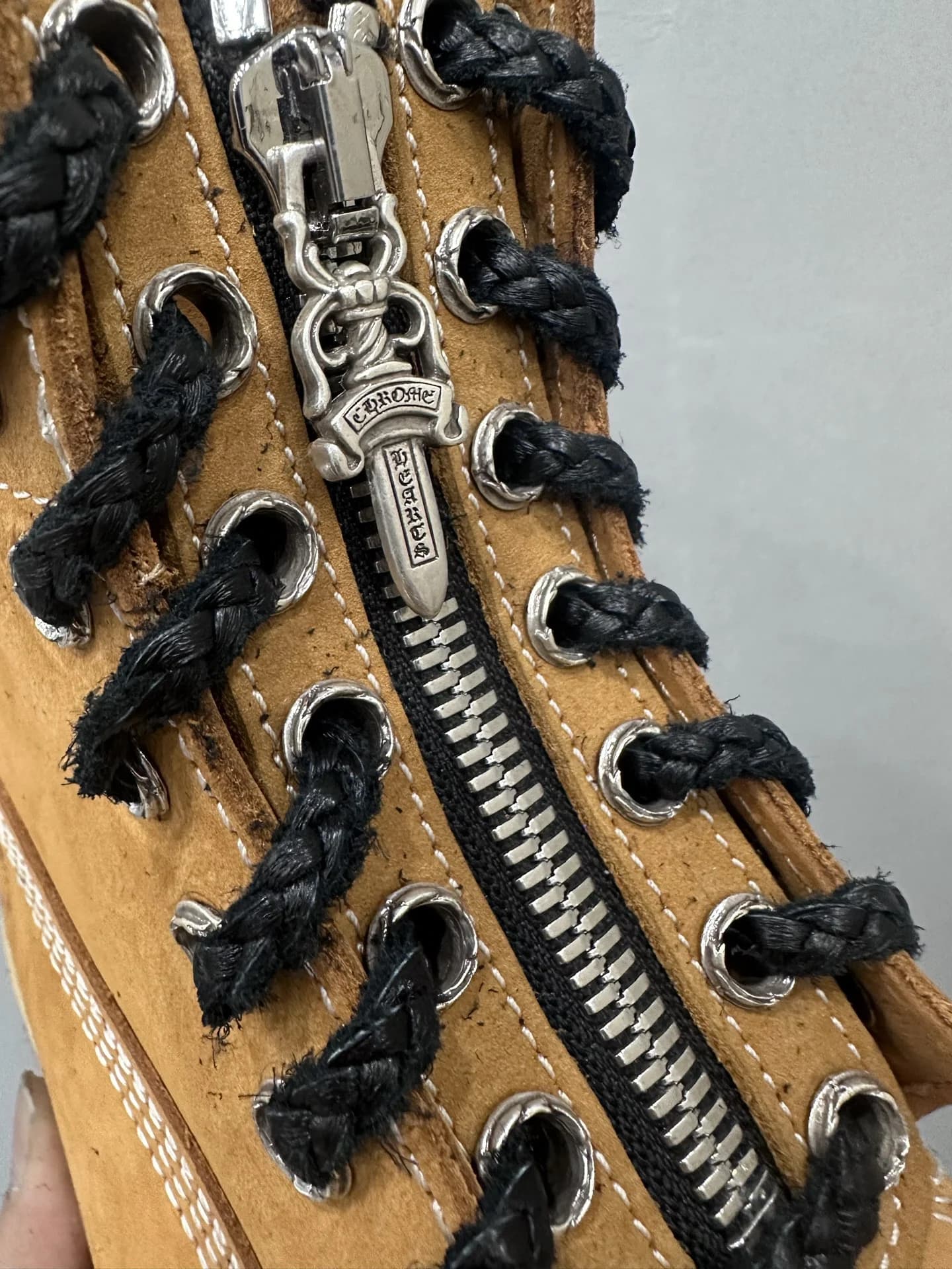 Крупный план молнии с бегунком-кинжалом Chrome Hearts