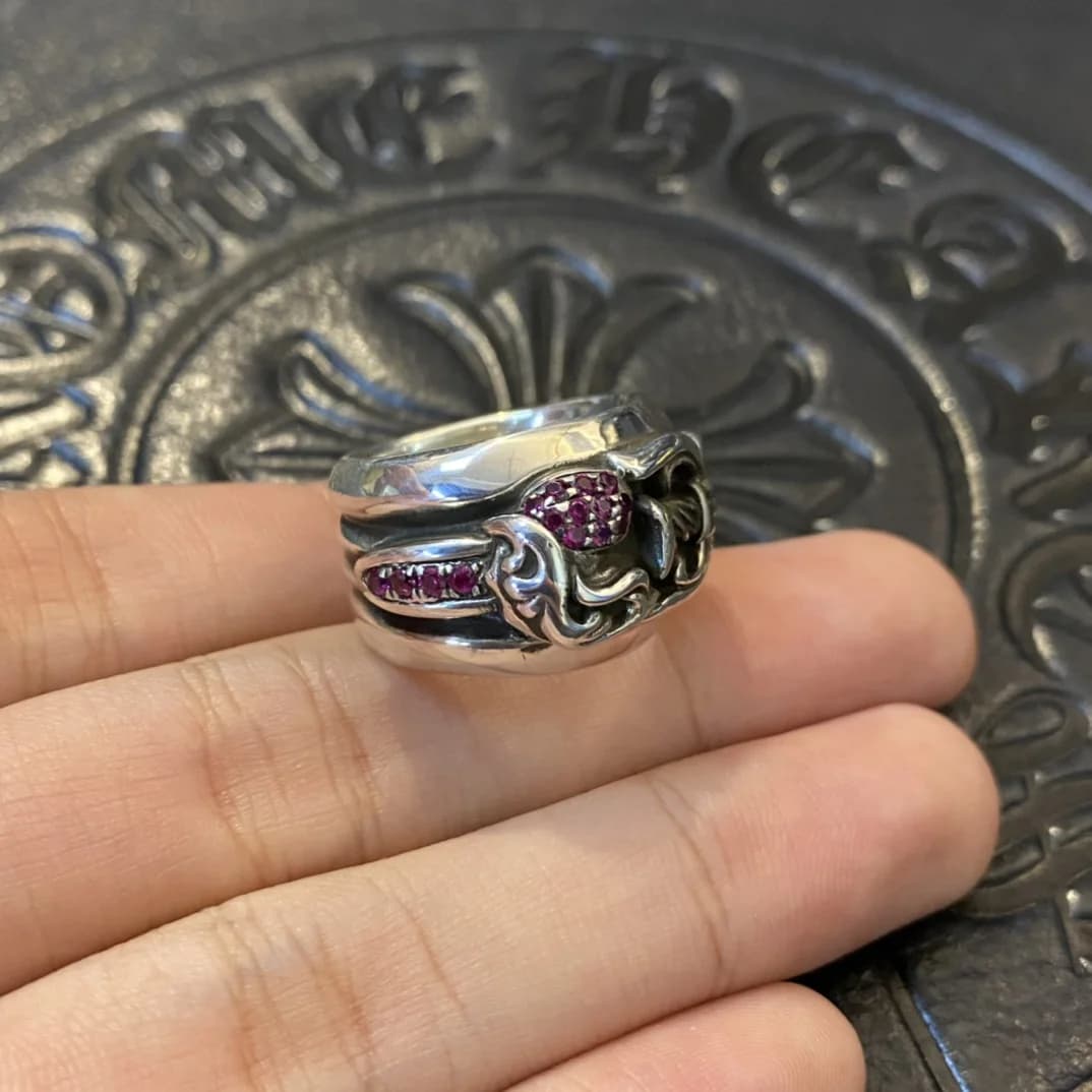 Серебряное кольцо Chrome Hearts Dagger Heart с розовыми бриллиантами, вид спереди