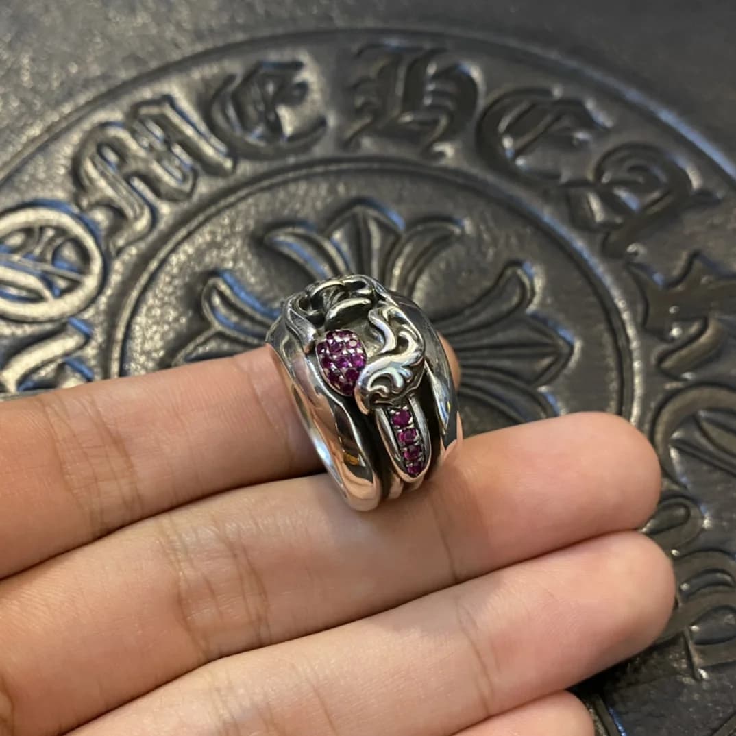 Кольцо Chrome Hearts Dagger Heart с инкрустацией, вид сбоку